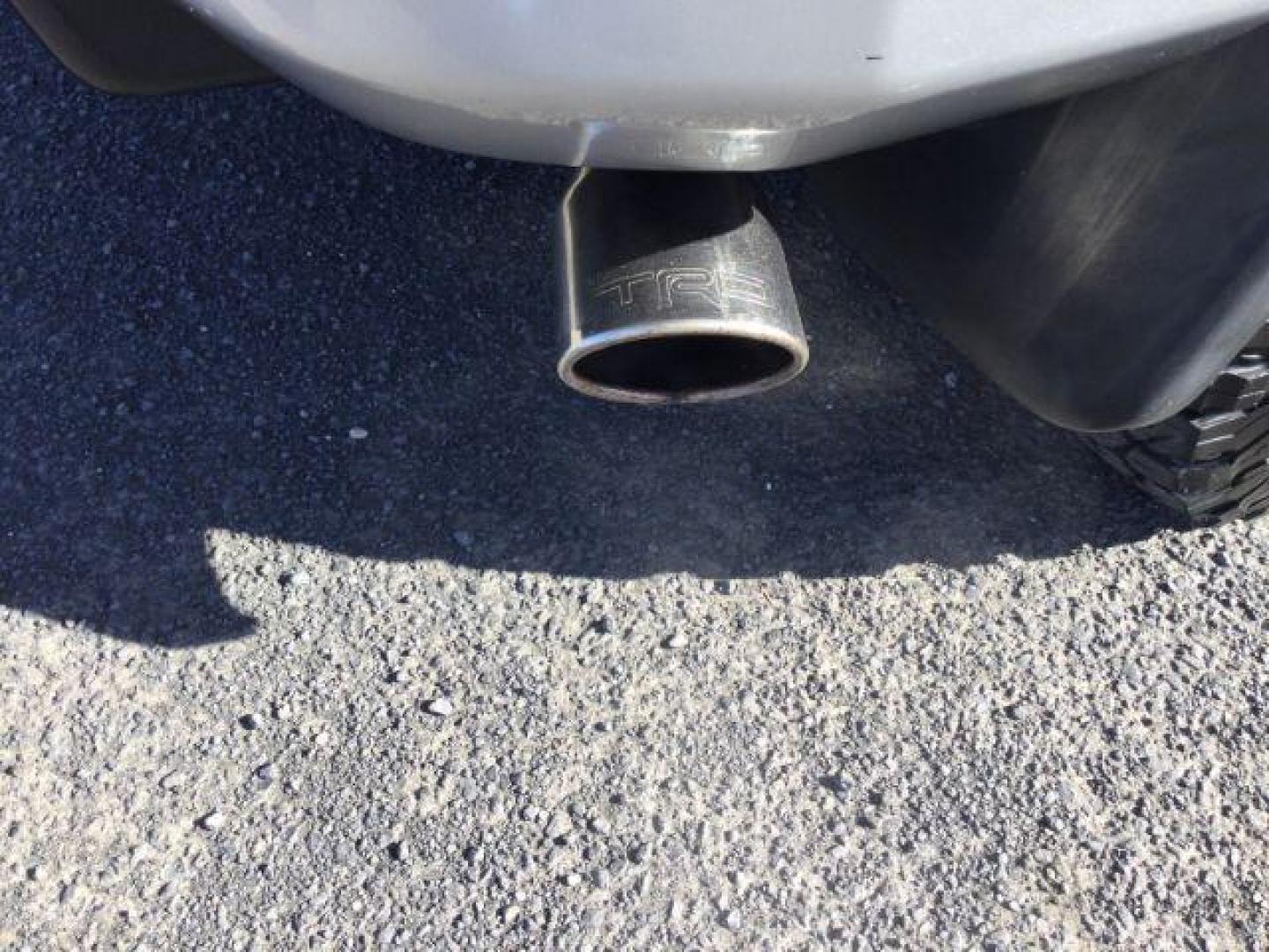 2007 Silver/White /Black Leather Toyota FJ Cruiser FJ CRUISER (JTEBU11F970) with an 4.0L V6 DOHC 24V engine, 5-Speed Automatic transmission, located at 1801 Main Street, Lewiston, 83501, (208) 743-9371, 46.417065, -117.004799 - Photo#12