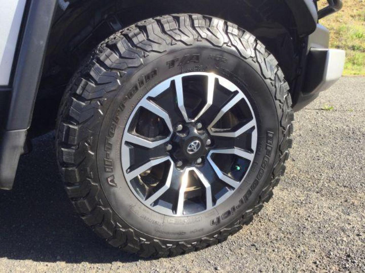 2007 Silver/White /Black Leather Toyota FJ Cruiser FJ CRUISER (JTEBU11F970) with an 4.0L V6 DOHC 24V engine, 5-Speed Automatic transmission, located at 1801 Main Street, Lewiston, 83501, (208) 743-9371, 46.417065, -117.004799 - Photo#13