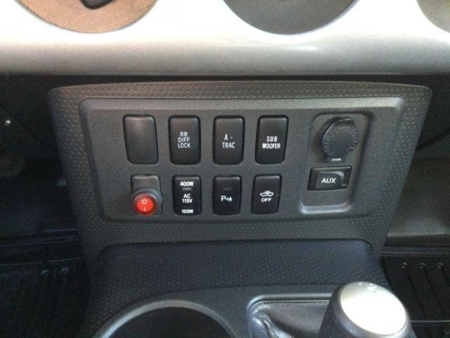 2007 Silver/White /Black Leather Toyota FJ Cruiser FJ CRUISER (JTEBU11F970) with an 4.0L V6 DOHC 24V engine, 5-Speed Automatic transmission, located at 1801 Main Street, Lewiston, 83501, (208) 743-9371, 46.417065, -117.004799 - Photo#15