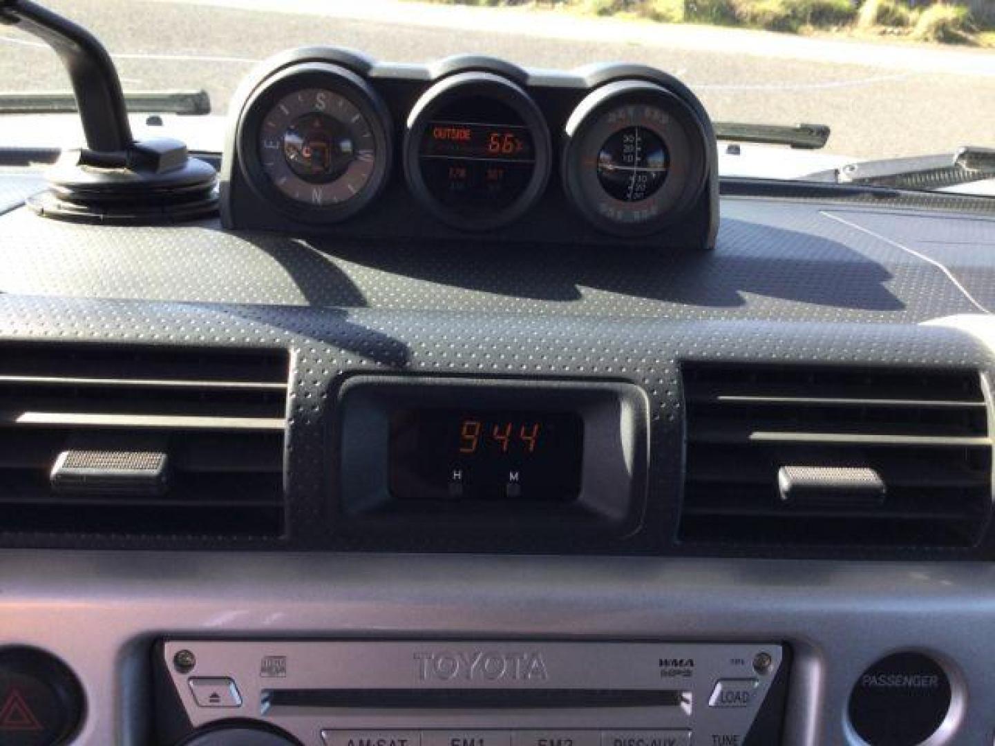 2007 Silver/White /Black Leather Toyota FJ Cruiser FJ CRUISER (JTEBU11F970) with an 4.0L V6 DOHC 24V engine, 5-Speed Automatic transmission, located at 1801 Main Street, Lewiston, 83501, (208) 743-9371, 46.417065, -117.004799 - Photo#17