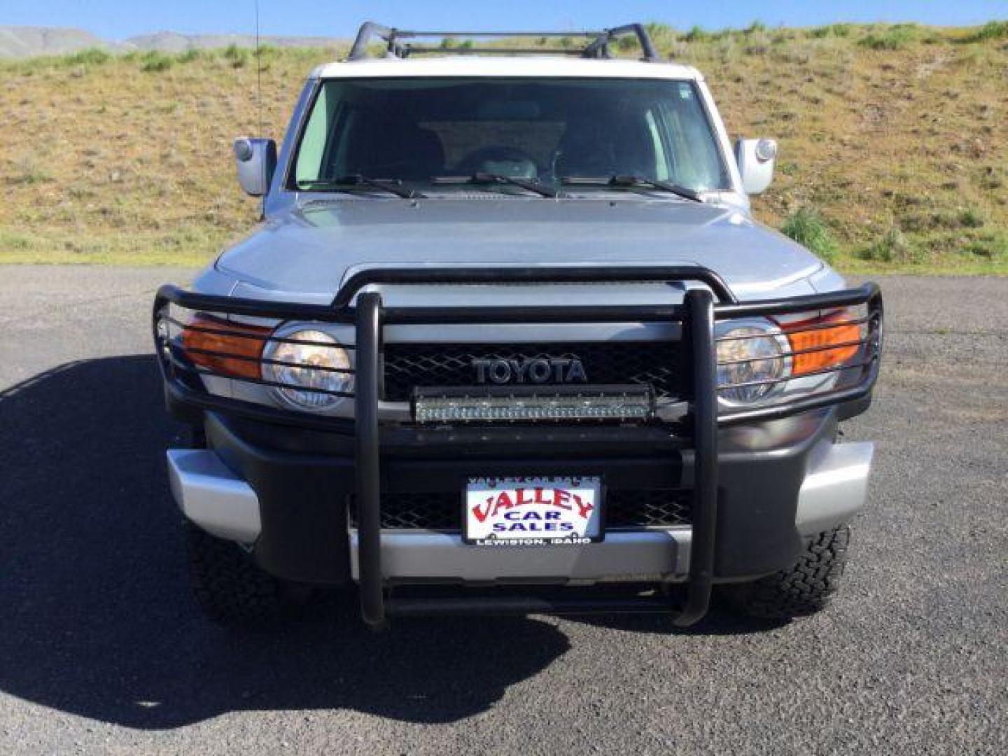 2007 Silver/White /Black Leather Toyota FJ Cruiser FJ CRUISER (JTEBU11F970) with an 4.0L V6 DOHC 24V engine, 5-Speed Automatic transmission, located at 1801 Main Street, Lewiston, 83501, (208) 743-9371, 46.417065, -117.004799 - Photo#19