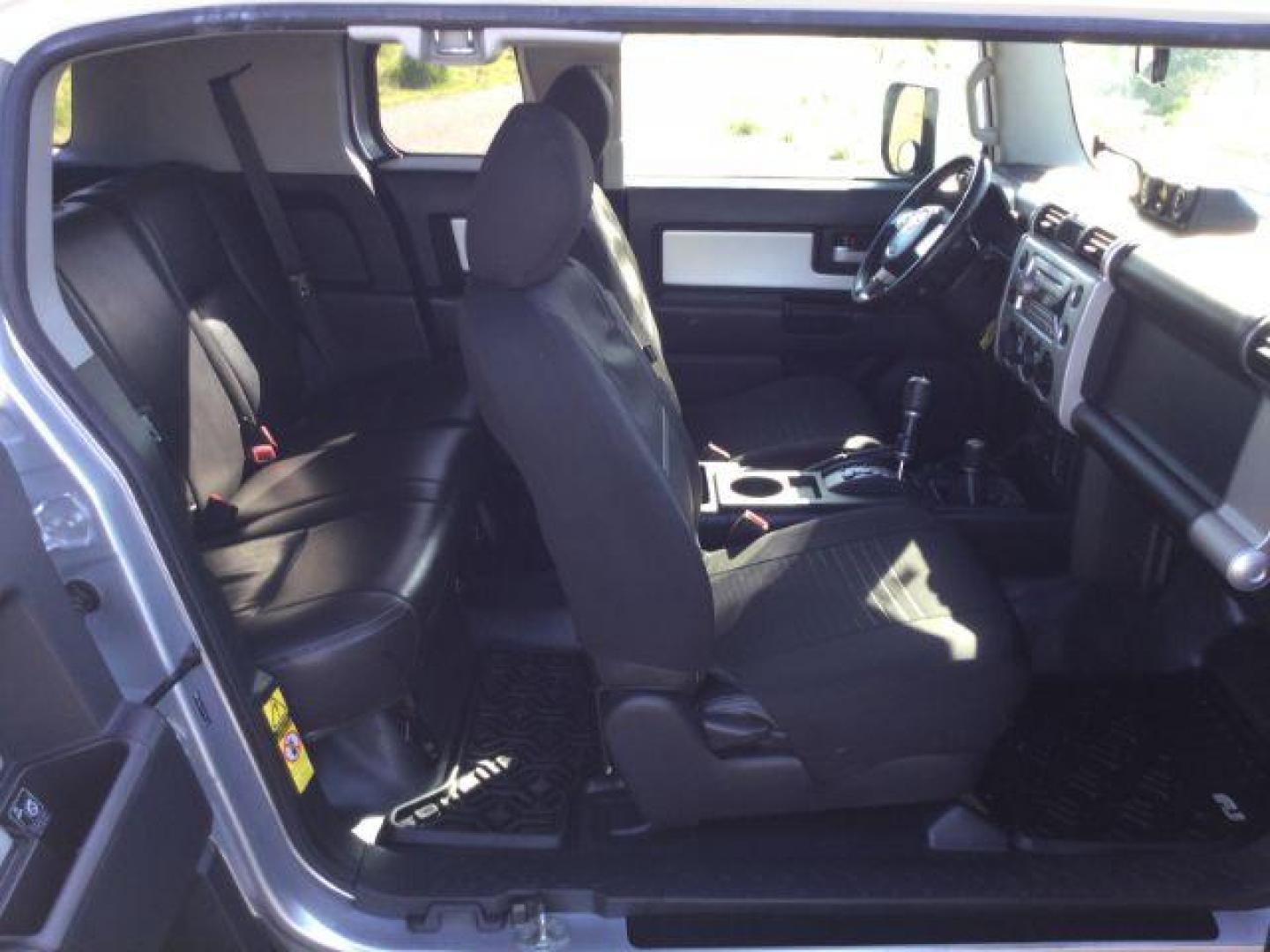 2007 Silver/White /Black Leather Toyota FJ Cruiser FJ CRUISER (JTEBU11F970) with an 4.0L V6 DOHC 24V engine, 5-Speed Automatic transmission, located at 1801 Main Street, Lewiston, 83501, (208) 743-9371, 46.417065, -117.004799 - Photo#22