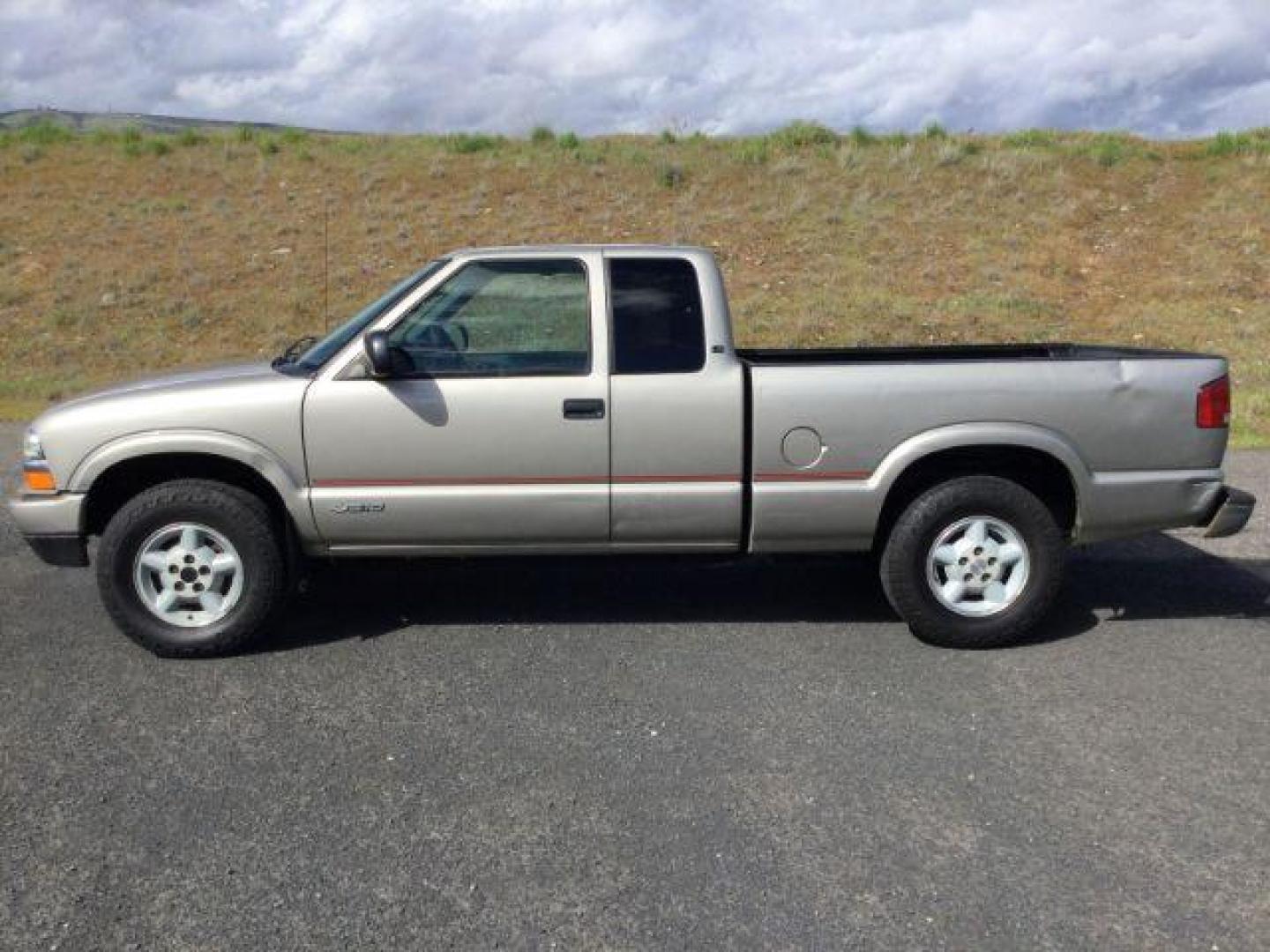 2001 Light Pewter Metallic /Graphite Chevrolet S-10 LS (1GCDT19W118) with an Vortec 4.3L V-6 regular unleaded engine, located at 1801 Main Street, Lewiston, 83501, (208) 743-9371, 46.417065, -117.004799 - Photo#1