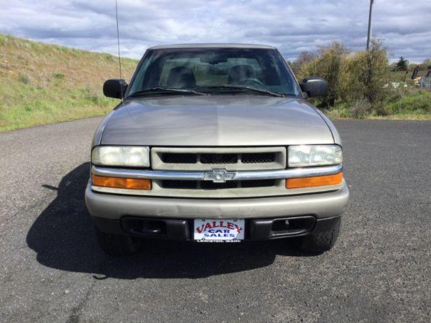 2001 Light Pewter Metallic /Graphite Chevrolet S-10 LS (1GCDT19W118) with an Vortec 4.3L V-6 regular unleaded engine, located at 1801 Main Street, Lewiston, 83501, (208) 743-9371, 46.417065, -117.004799 - Photo#2