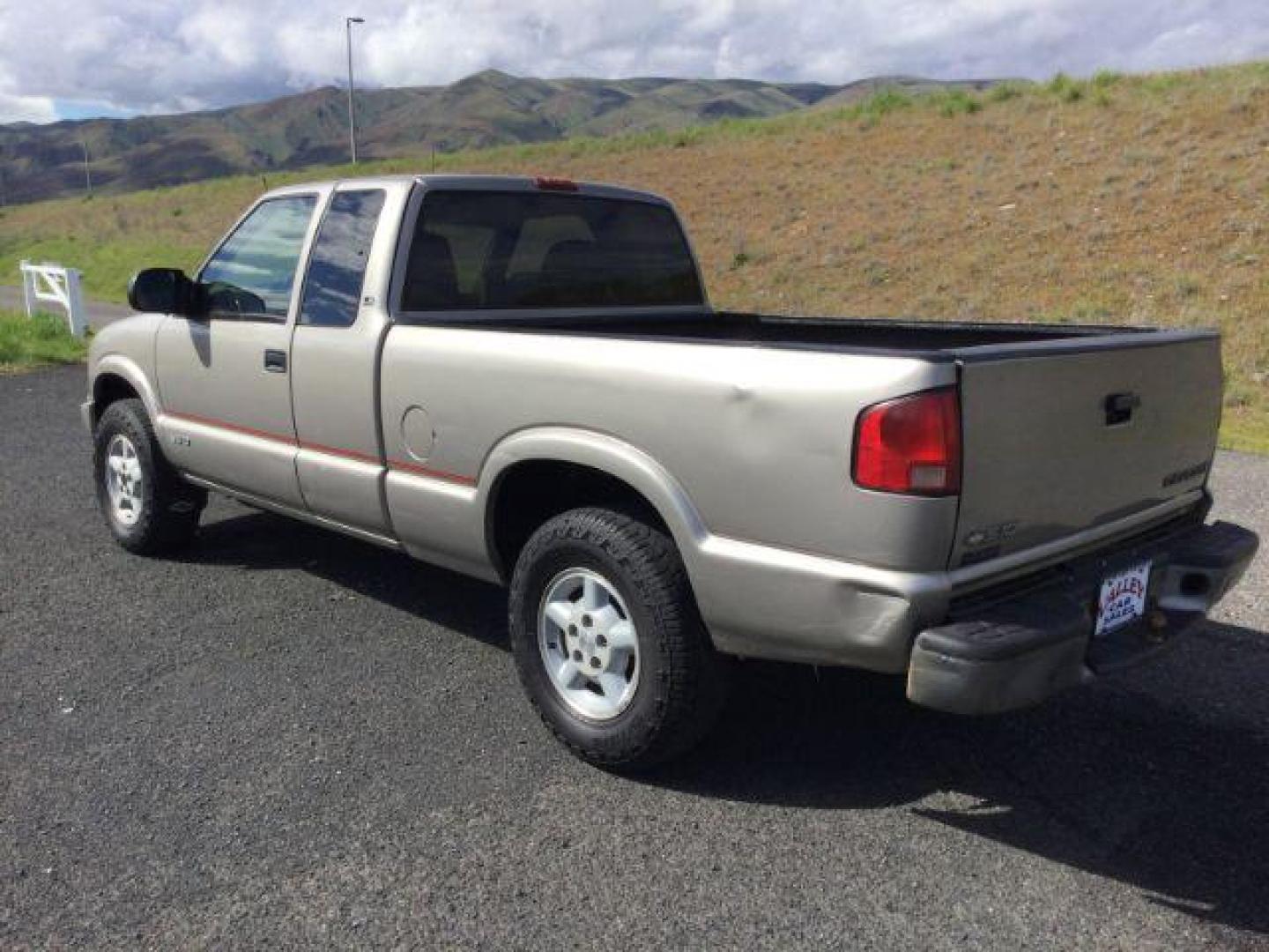 2001 Light Pewter Metallic /Graphite Chevrolet S-10 LS (1GCDT19W118) with an Vortec 4.3L V-6 regular unleaded engine, located at 1801 Main Street, Lewiston, 83501, (208) 743-9371, 46.417065, -117.004799 - Photo#3