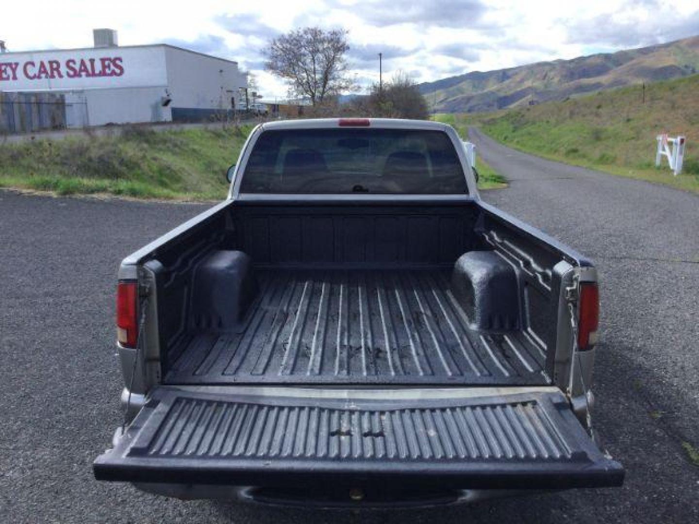 2001 Light Pewter Metallic /Graphite Chevrolet S-10 LS (1GCDT19W118) with an Vortec 4.3L V-6 regular unleaded engine, located at 1801 Main Street, Lewiston, 83501, (208) 743-9371, 46.417065, -117.004799 - Photo#5