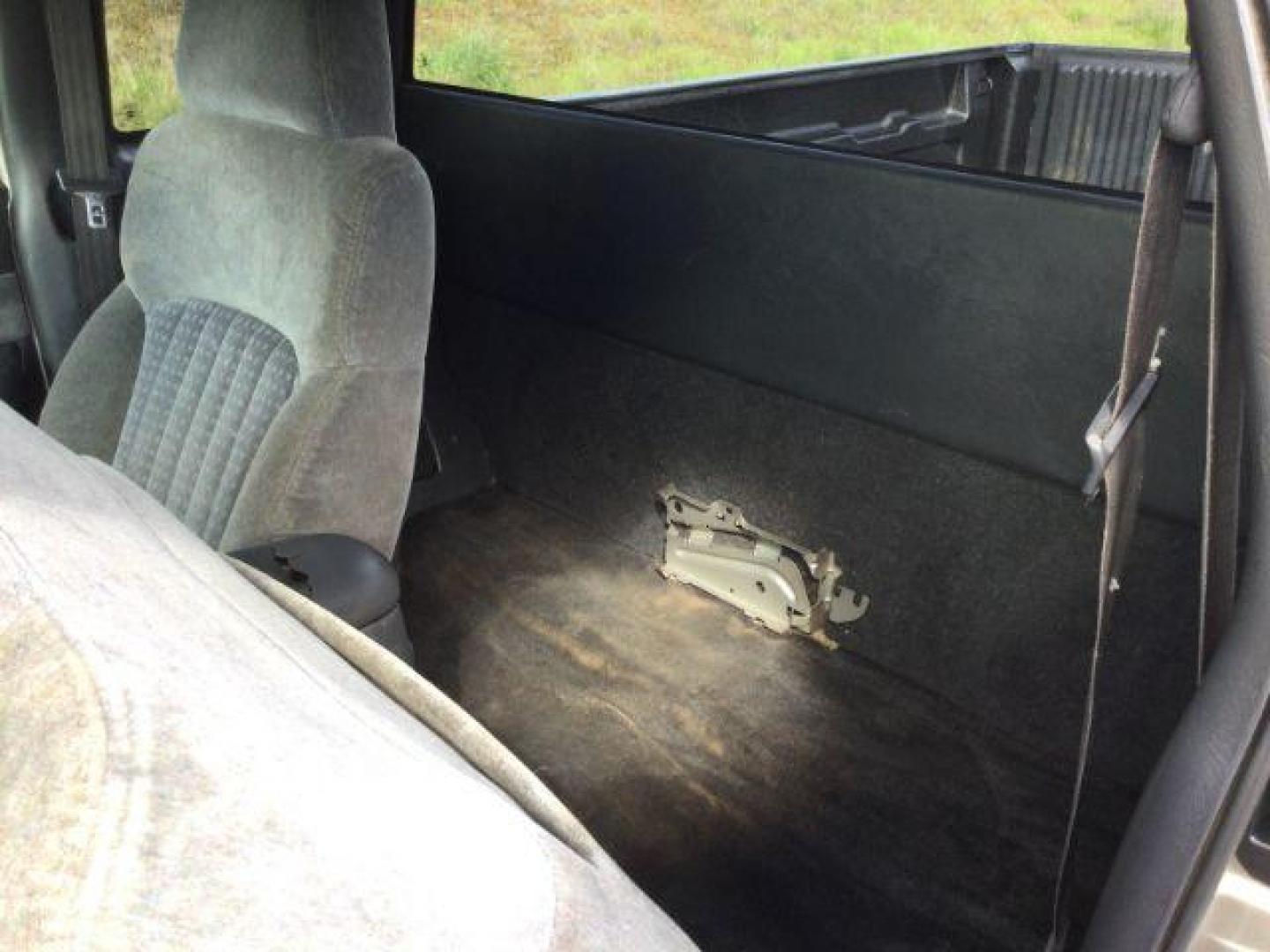 2001 Light Pewter Metallic /Graphite Chevrolet S-10 LS (1GCDT19W118) with an Vortec 4.3L V-6 regular unleaded engine, located at 1801 Main Street, Lewiston, 83501, (208) 743-9371, 46.417065, -117.004799 - Photo#6