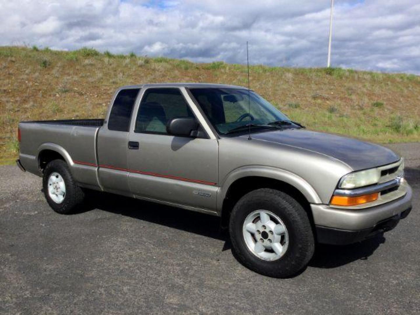 2001 Light Pewter Metallic /Graphite Chevrolet S-10 LS (1GCDT19W118) with an Vortec 4.3L V-6 regular unleaded engine, located at 1801 Main Street, Lewiston, 83501, (208) 743-9371, 46.417065, -117.004799 - Photo#9