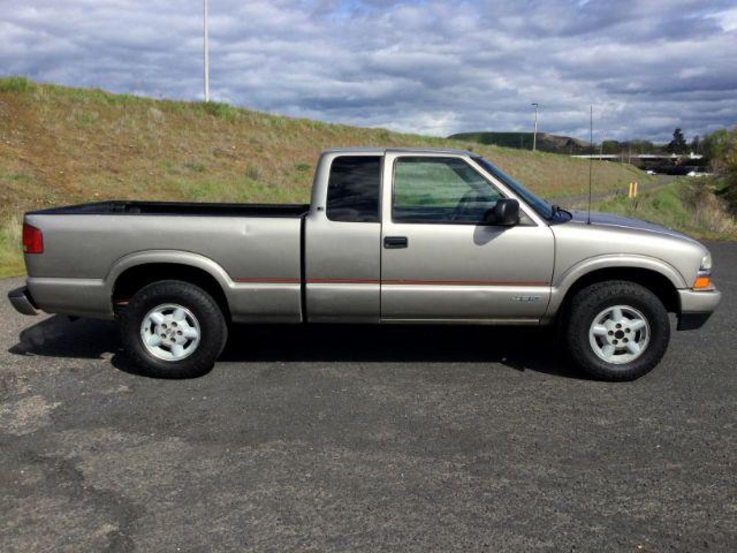 2001 Light Pewter Metallic /Graphite Chevrolet S-10 LS (1GCDT19W118) with an Vortec 4.3L V-6 regular unleaded engine, located at 1801 Main Street, Lewiston, 83501, (208) 743-9371, 46.417065, -117.004799 - Photo#10