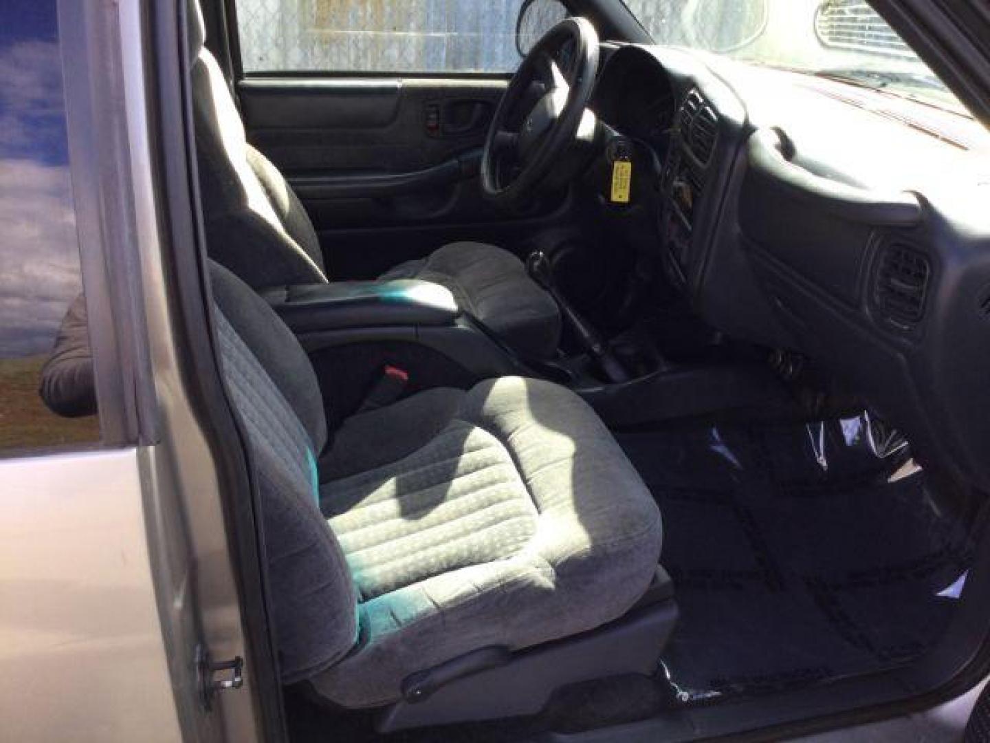 2001 Light Pewter Metallic /Graphite Chevrolet S-10 LS (1GCDT19W118) with an Vortec 4.3L V-6 regular unleaded engine, located at 1801 Main Street, Lewiston, 83501, (208) 743-9371, 46.417065, -117.004799 - Photo#13