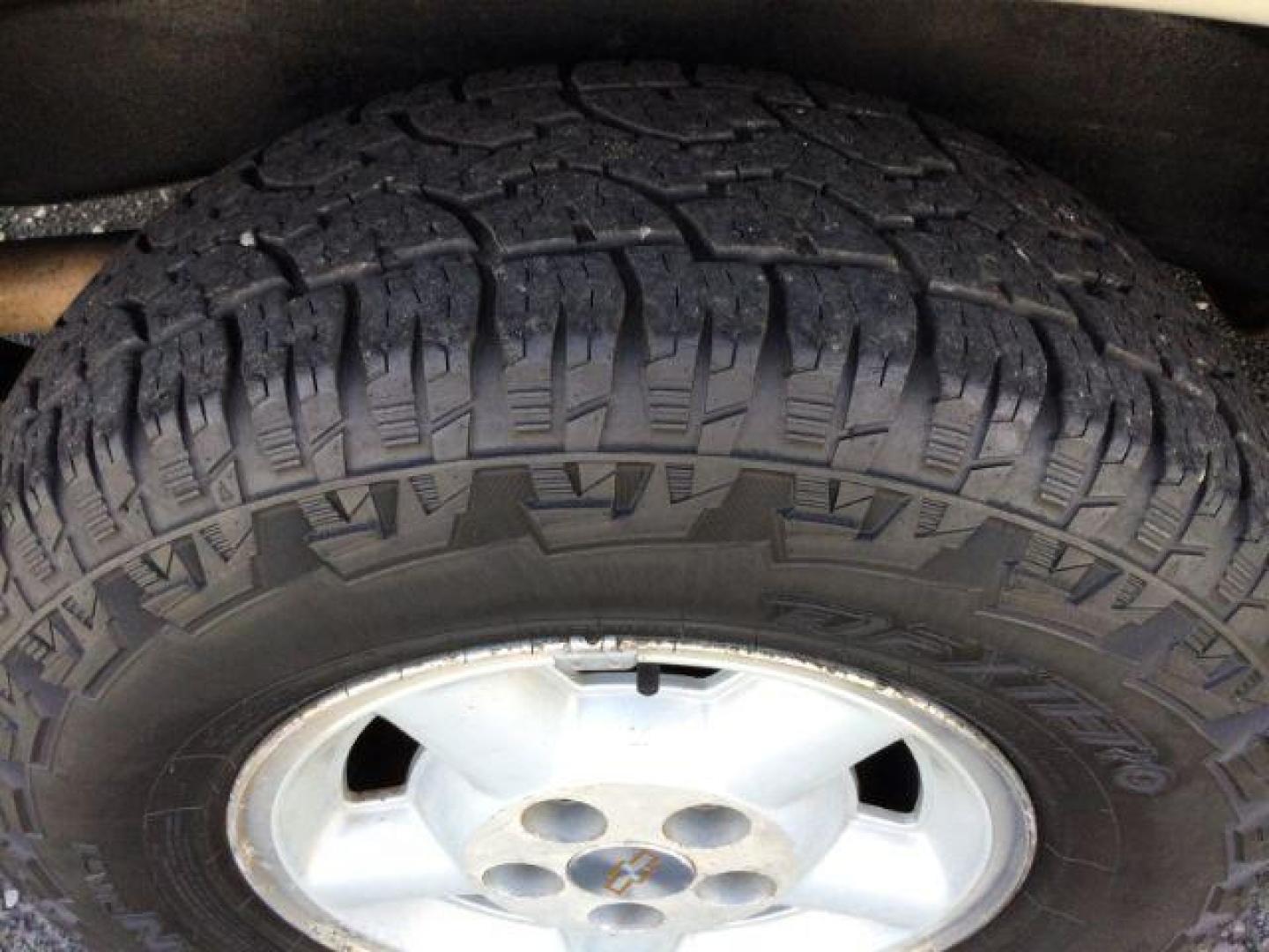 2001 Light Pewter Metallic /Graphite Chevrolet S-10 LS (1GCDT19W118) with an Vortec 4.3L V-6 regular unleaded engine, located at 1801 Main Street, Lewiston, 83501, (208) 743-9371, 46.417065, -117.004799 - Photo#15