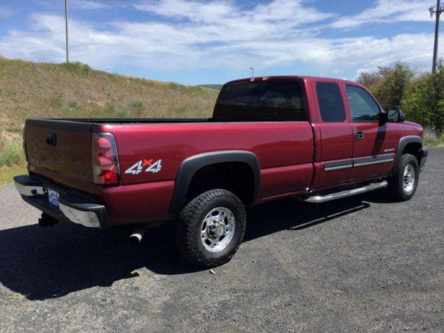 2004 Sport Red Metallic /Medium Gray Chevrolet Silverado 2500HD LT (1GCHK29U74E) with an Vortec 6L V-8 regular unleaded engine, 4 speed automatic transmission, located at 1801 Main Street, Lewiston, 83501, (208) 743-9371, 46.417065, -117.004799 - Photo#11