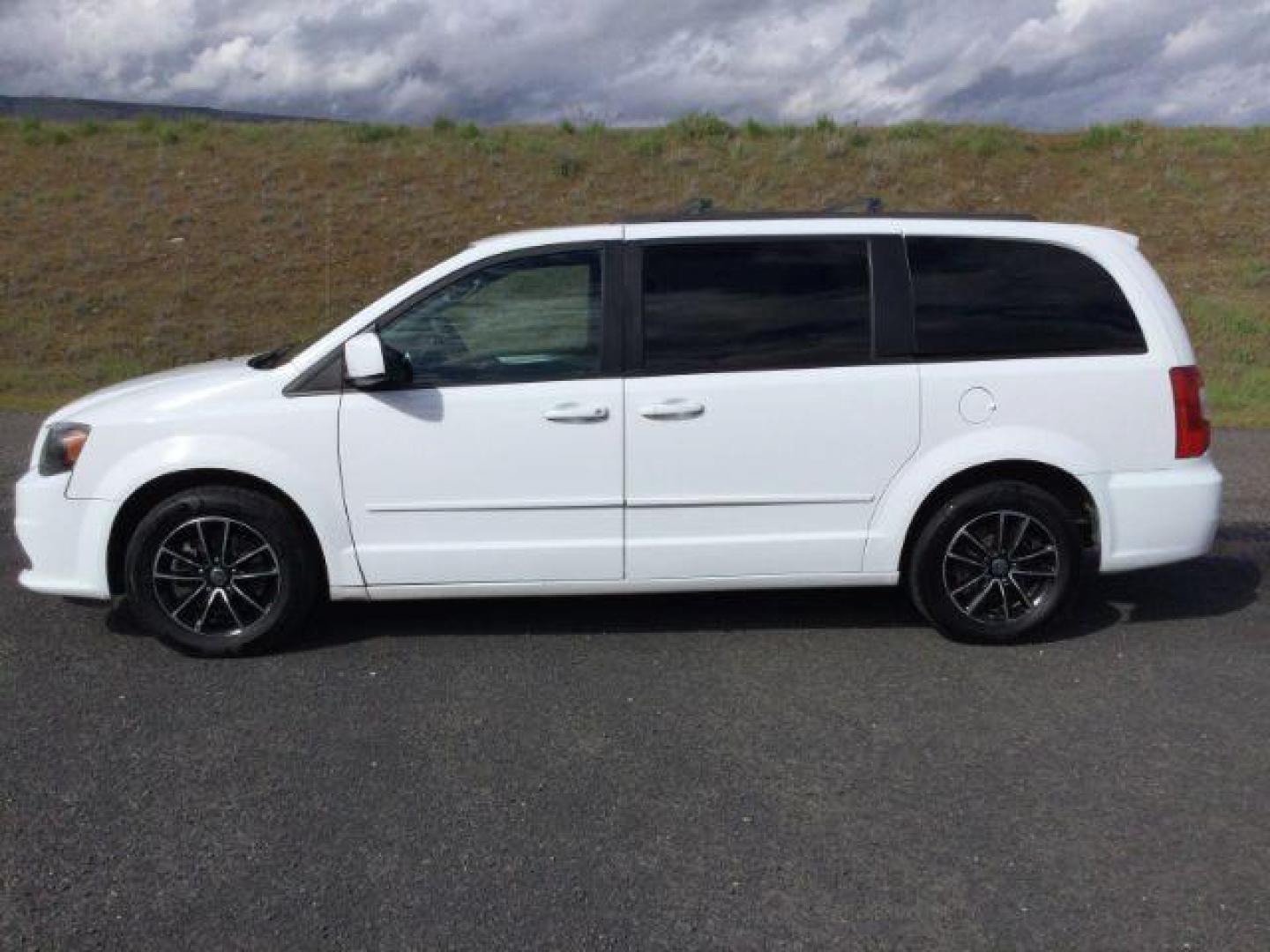 2017 White Knuckle Clearcoat /Black Leather Dodge Grand Caravan GT (2C4RDGEG5HR) with an Pentastar 3.6L V-6 DOHC engine, 6-Speed Automatic transmission, located at 1801 Main Street, Lewiston, 83501, (208) 743-9371, 46.417065, -117.004799 - Photo#2
