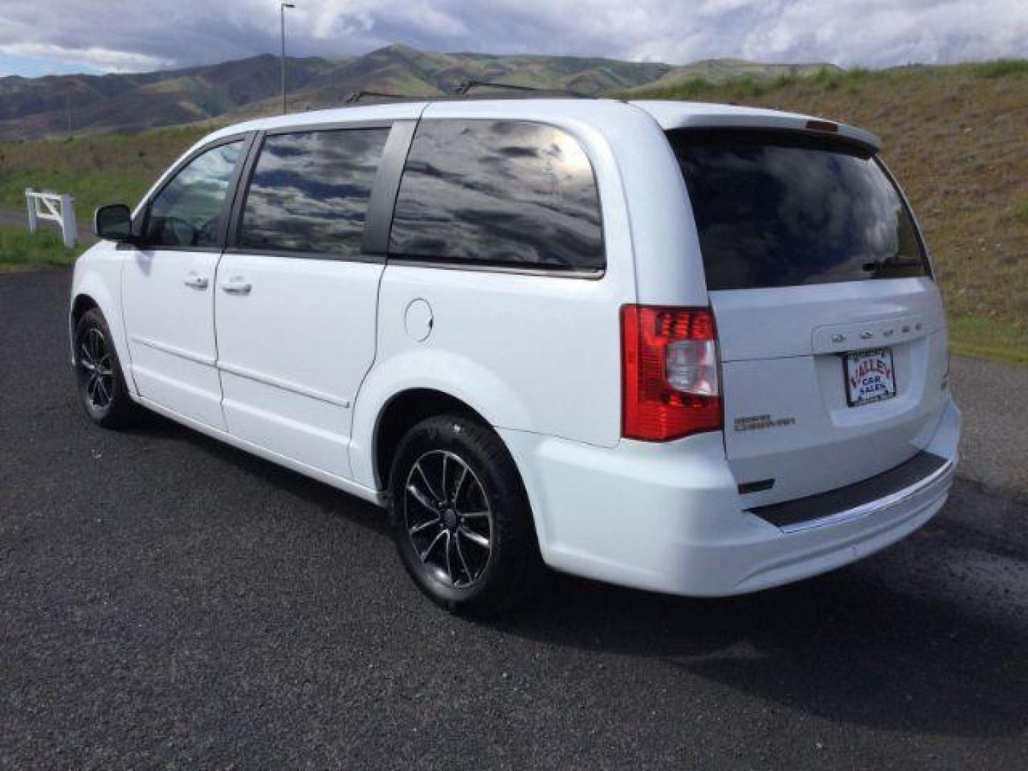 2017 White Knuckle Clearcoat /Black Leather Dodge Grand Caravan GT (2C4RDGEG5HR) with an Pentastar 3.6L V-6 DOHC engine, 6-Speed Automatic transmission, located at 1801 Main Street, Lewiston, 83501, (208) 743-9371, 46.417065, -117.004799 - Photo#3