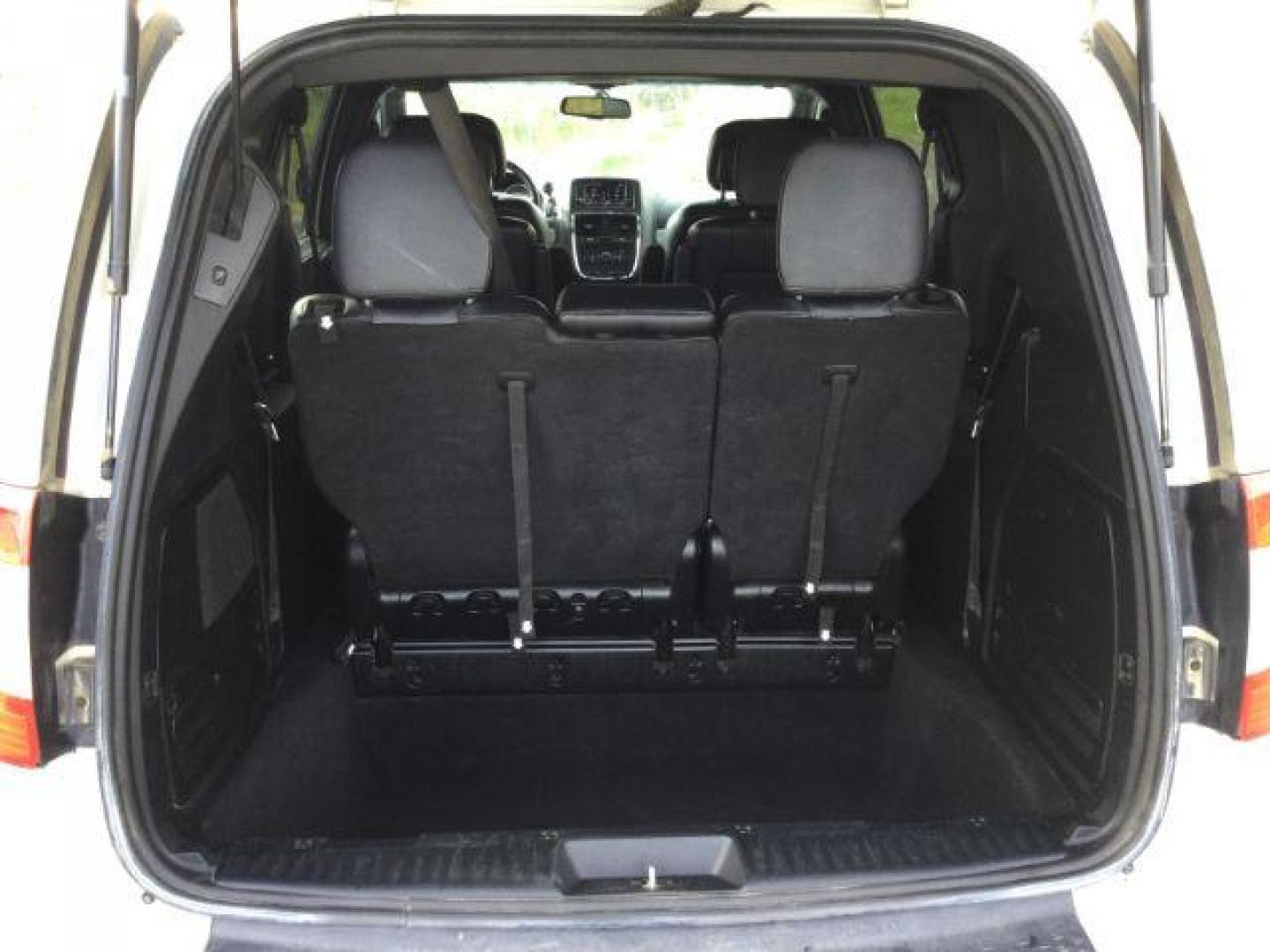 2017 White Knuckle Clearcoat /Black Leather Dodge Grand Caravan GT (2C4RDGEG5HR) with an Pentastar 3.6L V-6 DOHC engine, 6-Speed Automatic transmission, located at 1801 Main Street, Lewiston, 83501, (208) 743-9371, 46.417065, -117.004799 - Photo#4