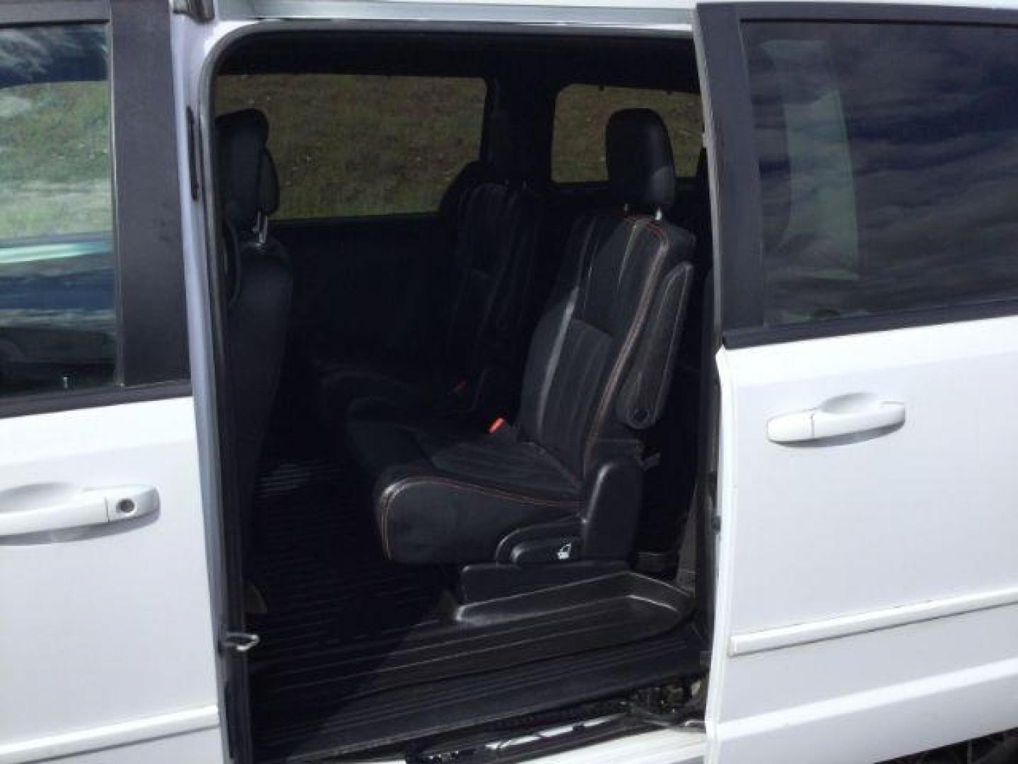 2017 White Knuckle Clearcoat /Black Leather Dodge Grand Caravan GT (2C4RDGEG5HR) with an Pentastar 3.6L V-6 DOHC engine, 6-Speed Automatic transmission, located at 1801 Main Street, Lewiston, 83501, (208) 743-9371, 46.417065, -117.004799 - Photo#6