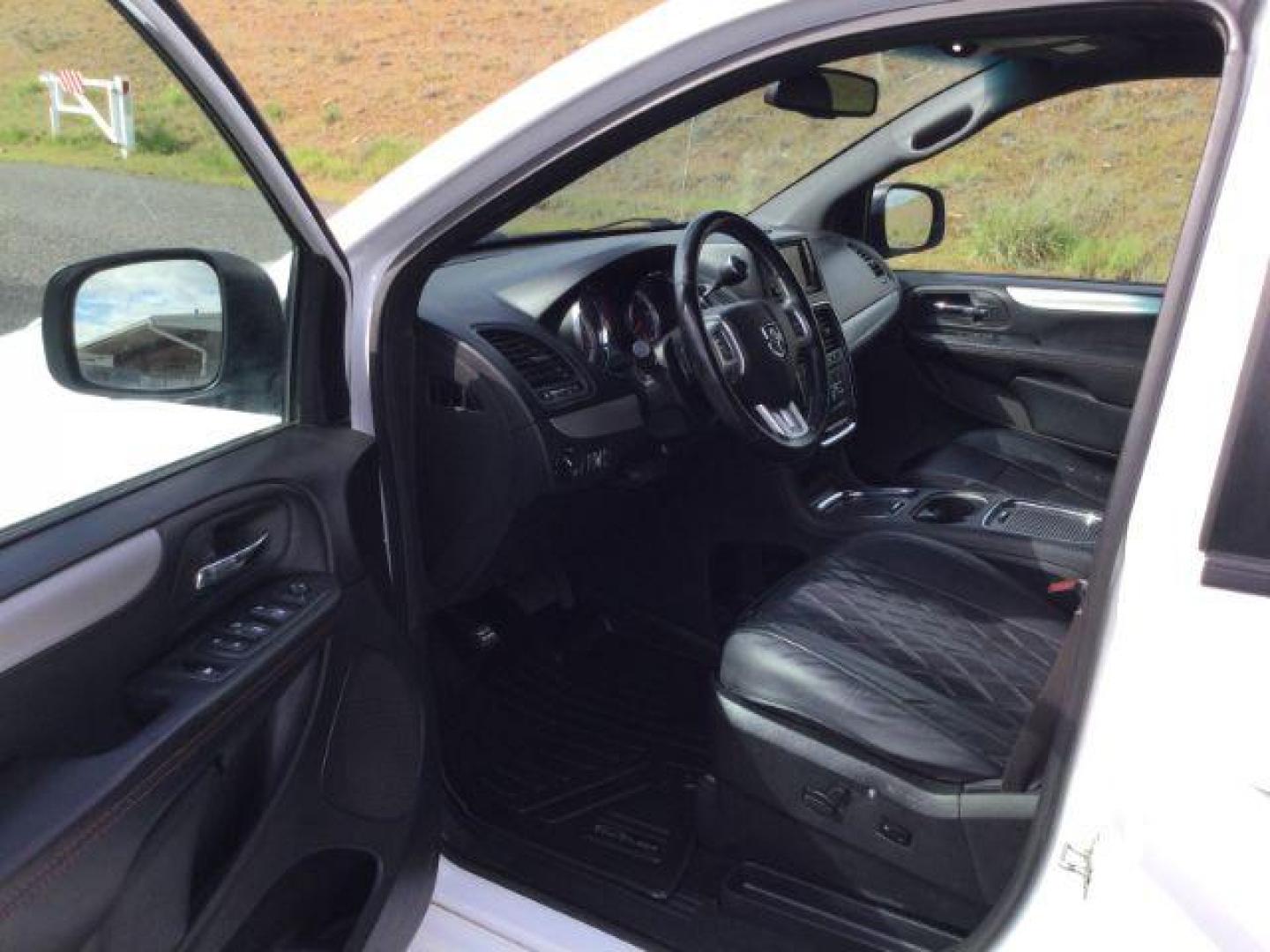 2017 White Knuckle Clearcoat /Black Leather Dodge Grand Caravan GT (2C4RDGEG5HR) with an Pentastar 3.6L V-6 DOHC engine, 6-Speed Automatic transmission, located at 1801 Main Street, Lewiston, 83501, (208) 743-9371, 46.417065, -117.004799 - Photo#9