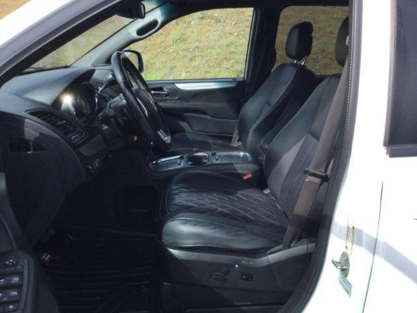 2017 White Knuckle Clearcoat /Black Leather Dodge Grand Caravan GT (2C4RDGEG5HR) with an Pentastar 3.6L V-6 DOHC engine, 6-Speed Automatic transmission, located at 1801 Main Street, Lewiston, 83501, (208) 743-9371, 46.417065, -117.004799 - Photo#10