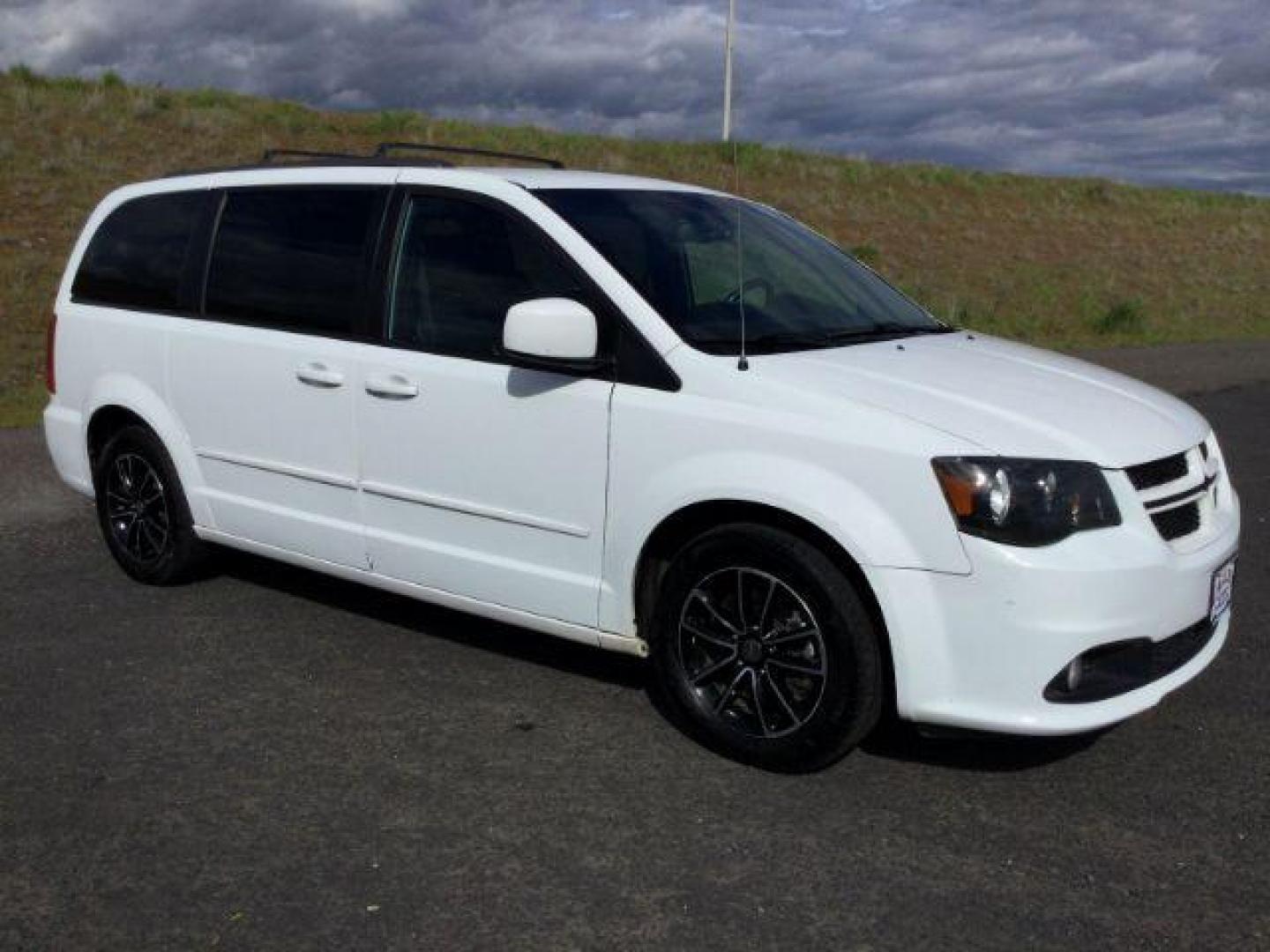 2017 White Knuckle Clearcoat /Black Leather Dodge Grand Caravan GT (2C4RDGEG5HR) with an Pentastar 3.6L V-6 DOHC engine, 6-Speed Automatic transmission, located at 1801 Main Street, Lewiston, 83501, (208) 743-9371, 46.417065, -117.004799 - Photo#15