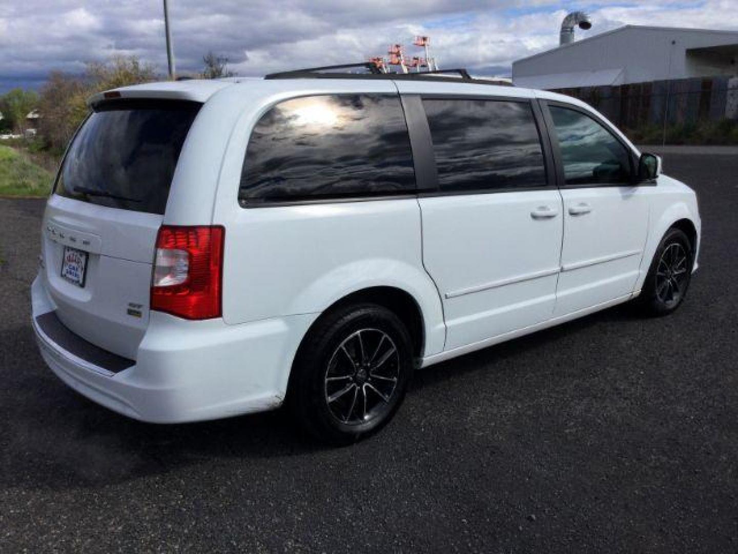 2017 White Knuckle Clearcoat /Black Leather Dodge Grand Caravan GT (2C4RDGEG5HR) with an Pentastar 3.6L V-6 DOHC engine, 6-Speed Automatic transmission, located at 1801 Main Street, Lewiston, 83501, (208) 743-9371, 46.417065, -117.004799 - Photo#16