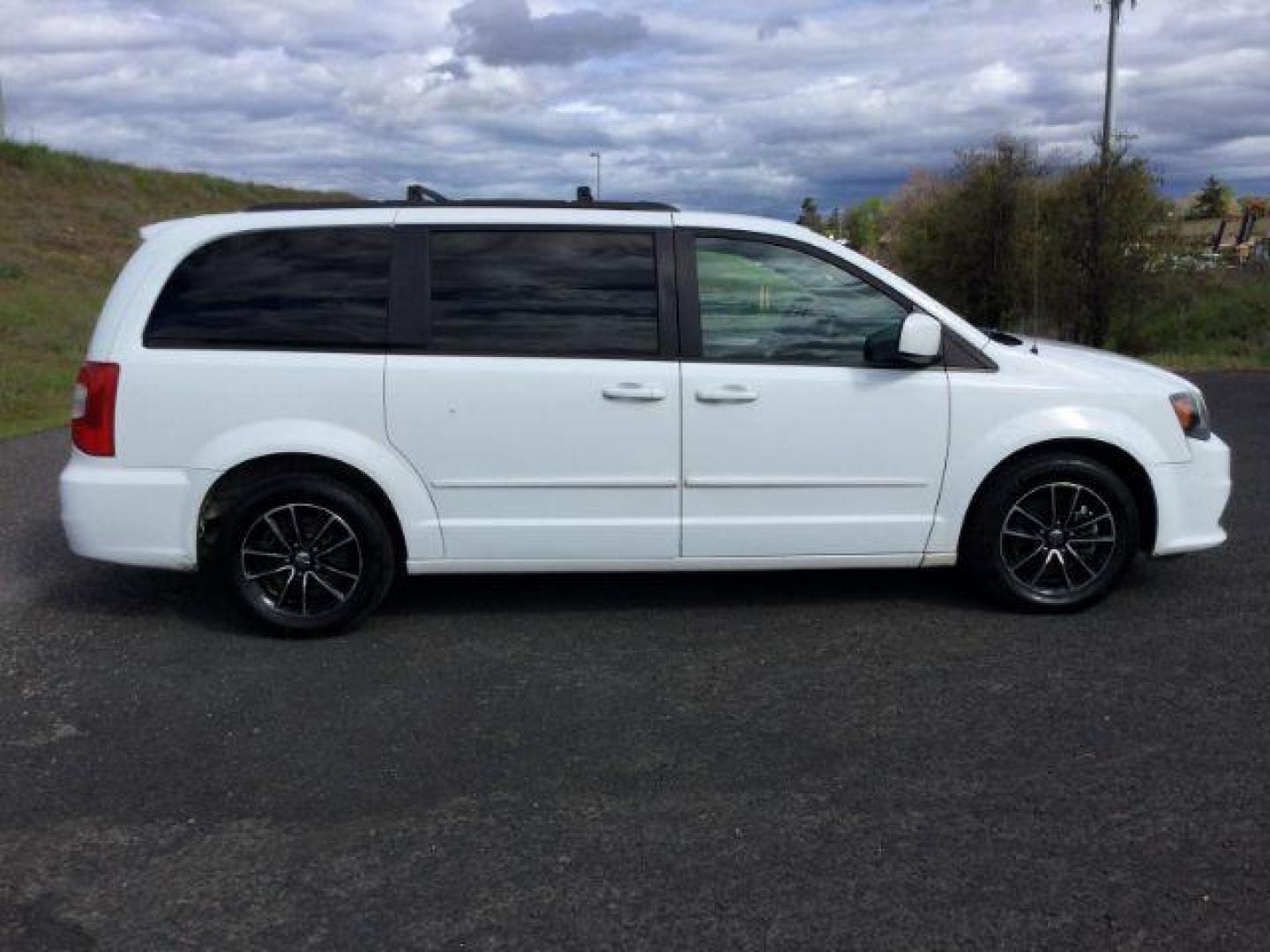 2017 White Knuckle Clearcoat /Black Leather Dodge Grand Caravan GT (2C4RDGEG5HR) with an Pentastar 3.6L V-6 DOHC engine, 6-Speed Automatic transmission, located at 1801 Main Street, Lewiston, 83501, (208) 743-9371, 46.417065, -117.004799 - Photo#17