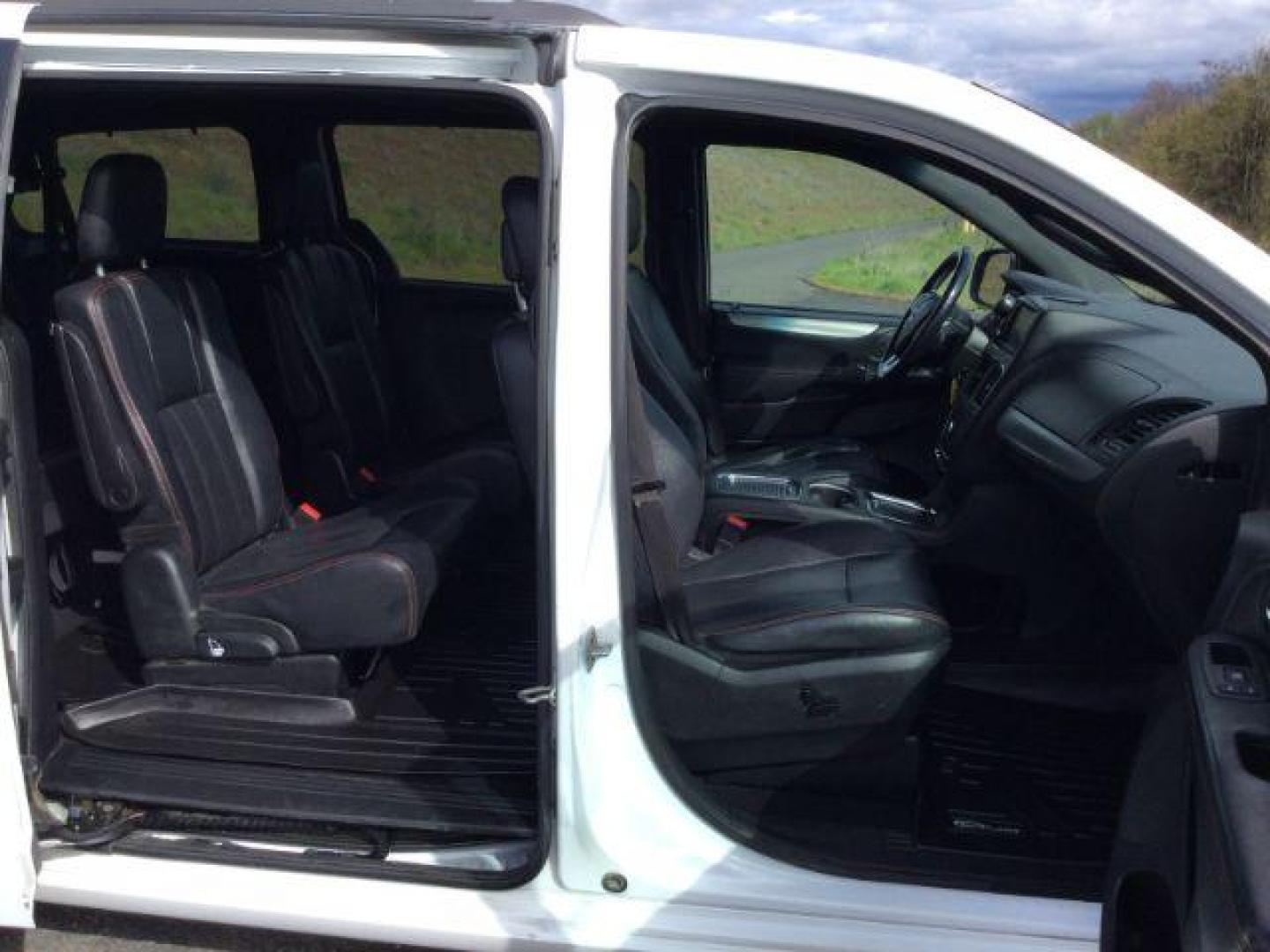 2017 White Knuckle Clearcoat /Black Leather Dodge Grand Caravan GT (2C4RDGEG5HR) with an Pentastar 3.6L V-6 DOHC engine, 6-Speed Automatic transmission, located at 1801 Main Street, Lewiston, 83501, (208) 743-9371, 46.417065, -117.004799 - Photo#20