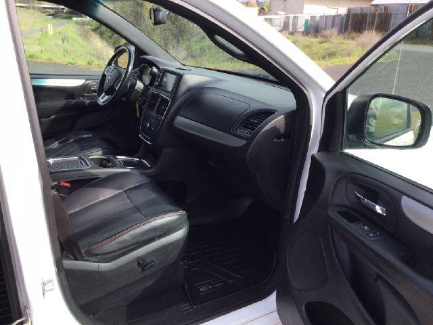 2017 White Knuckle Clearcoat /Black Leather Dodge Grand Caravan GT (2C4RDGEG5HR) with an Pentastar 3.6L V-6 DOHC engine, 6-Speed Automatic transmission, located at 1801 Main Street, Lewiston, 83501, (208) 743-9371, 46.417065, -117.004799 - Photo#21