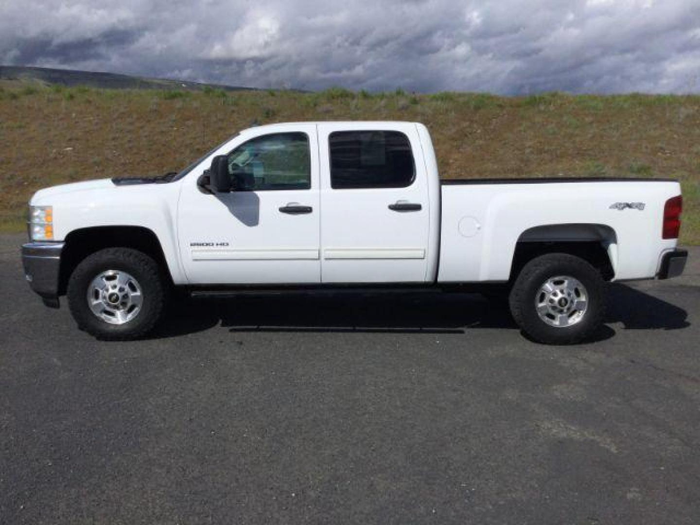 2014 Summit White /Ebony Chevrolet Silverado 2500HD LT (1GC1KXCG6EF) with an Vortec 6L V-8 variable valve control engine, 6-Speed Automatic transmission, located at 1801 Main Street, Lewiston, 83501, (208) 743-9371, 46.417065, -117.004799 - Photo#1