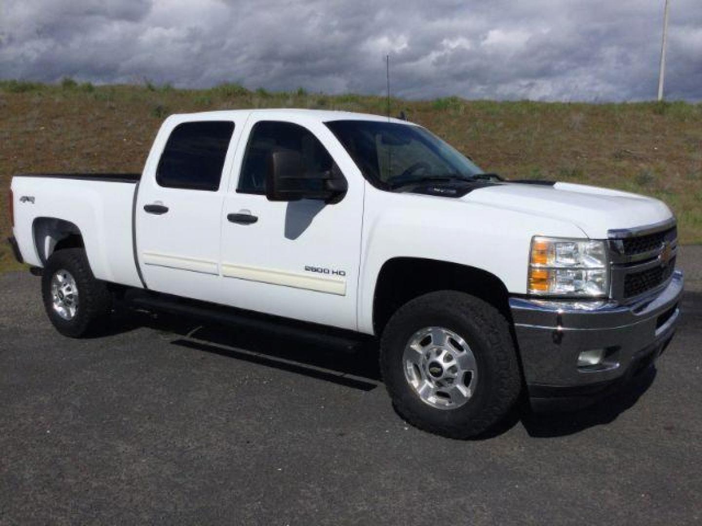2014 Summit White /Ebony Chevrolet Silverado 2500HD LT (1GC1KXCG6EF) with an Vortec 6L V-8 variable valve control engine, 6-Speed Automatic transmission, located at 1801 Main Street, Lewiston, 83501, (208) 743-9371, 46.417065, -117.004799 - Photo#2
