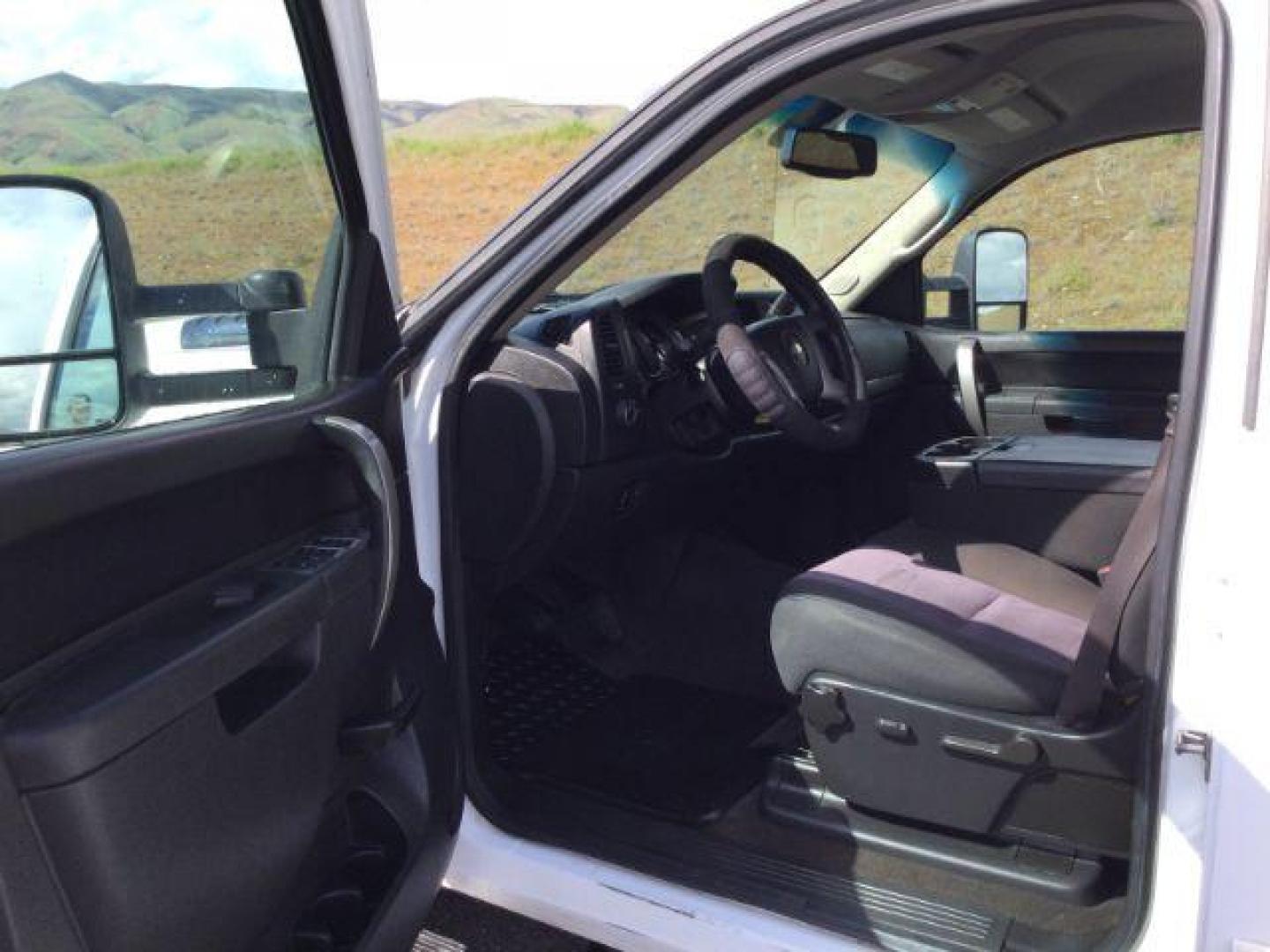 2014 Summit White /Ebony Chevrolet Silverado 2500HD LT (1GC1KXCG6EF) with an Vortec 6L V-8 variable valve control engine, 6-Speed Automatic transmission, located at 1801 Main Street, Lewiston, 83501, (208) 743-9371, 46.417065, -117.004799 - Photo#3