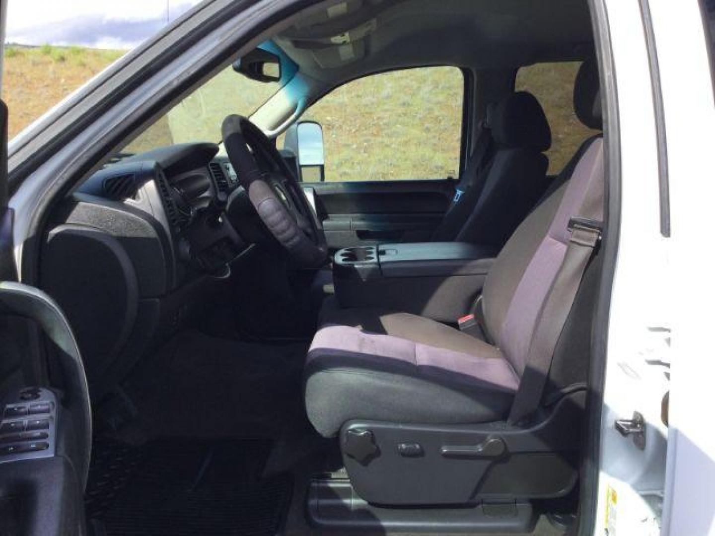 2014 Summit White /Ebony Chevrolet Silverado 2500HD LT (1GC1KXCG6EF) with an Vortec 6L V-8 variable valve control engine, 6-Speed Automatic transmission, located at 1801 Main Street, Lewiston, 83501, (208) 743-9371, 46.417065, -117.004799 - Photo#4