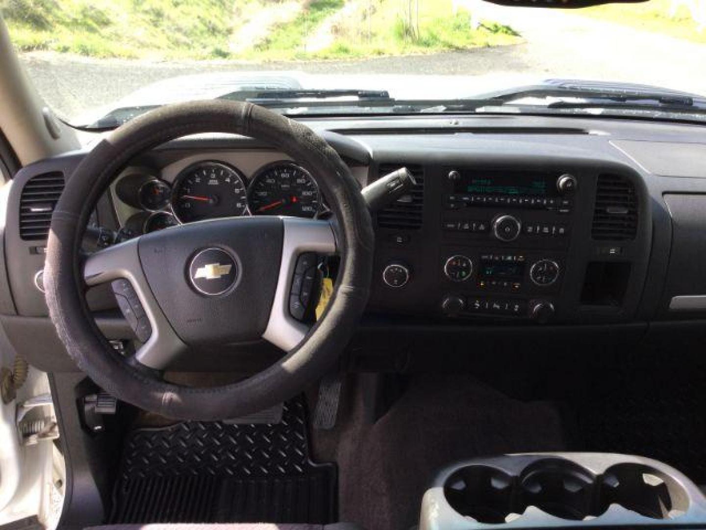 2014 Summit White /Ebony Chevrolet Silverado 2500HD LT (1GC1KXCG6EF) with an Vortec 6L V-8 variable valve control engine, 6-Speed Automatic transmission, located at 1801 Main Street, Lewiston, 83501, (208) 743-9371, 46.417065, -117.004799 - Photo#5