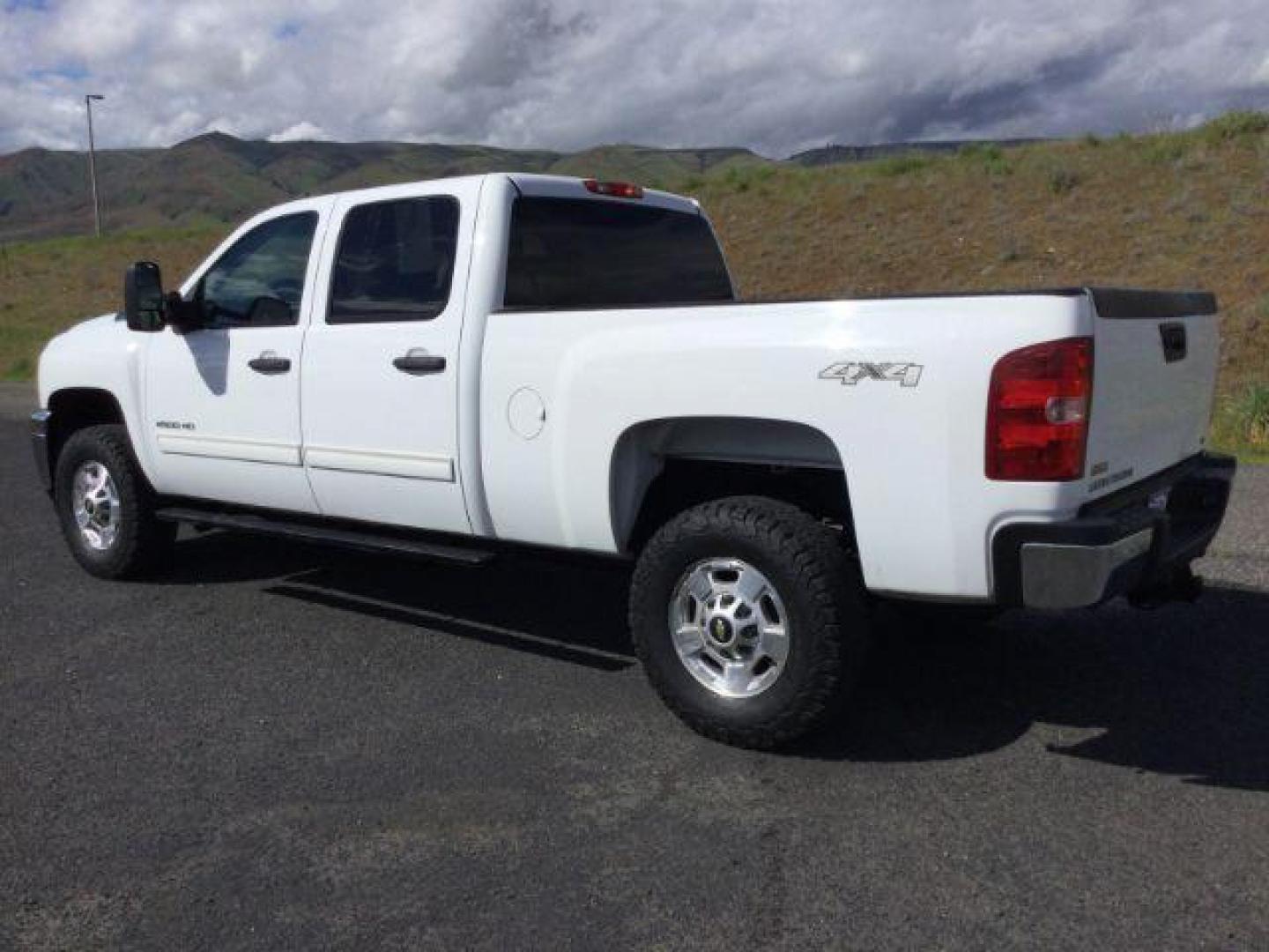 2014 Summit White /Ebony Chevrolet Silverado 2500HD LT (1GC1KXCG6EF) with an Vortec 6L V-8 variable valve control engine, 6-Speed Automatic transmission, located at 1801 Main Street, Lewiston, 83501, (208) 743-9371, 46.417065, -117.004799 - Photo#6