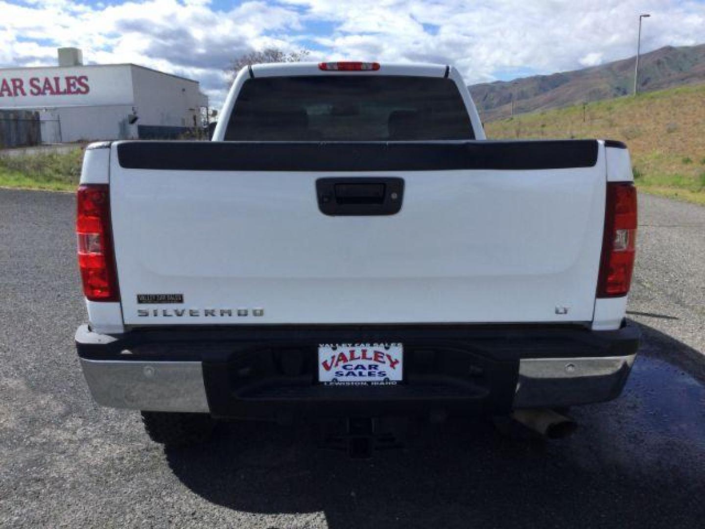 2014 Summit White /Ebony Chevrolet Silverado 2500HD LT (1GC1KXCG6EF) with an Vortec 6L V-8 variable valve control engine, 6-Speed Automatic transmission, located at 1801 Main Street, Lewiston, 83501, (208) 743-9371, 46.417065, -117.004799 - Photo#7