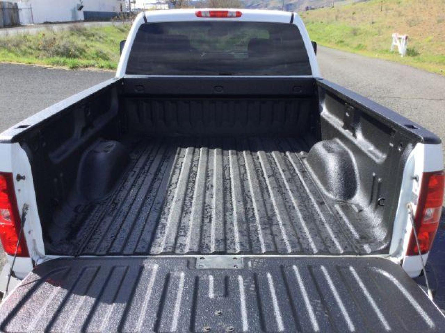 2014 Summit White /Ebony Chevrolet Silverado 2500HD LT (1GC1KXCG6EF) with an Vortec 6L V-8 variable valve control engine, 6-Speed Automatic transmission, located at 1801 Main Street, Lewiston, 83501, (208) 743-9371, 46.417065, -117.004799 - Photo#8