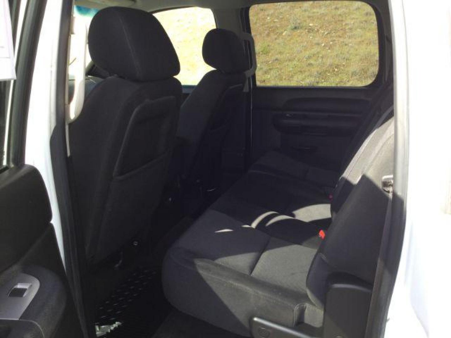 2014 Summit White /Ebony Chevrolet Silverado 2500HD LT (1GC1KXCG6EF) with an Vortec 6L V-8 variable valve control engine, 6-Speed Automatic transmission, located at 1801 Main Street, Lewiston, 83501, (208) 743-9371, 46.417065, -117.004799 - Photo#9