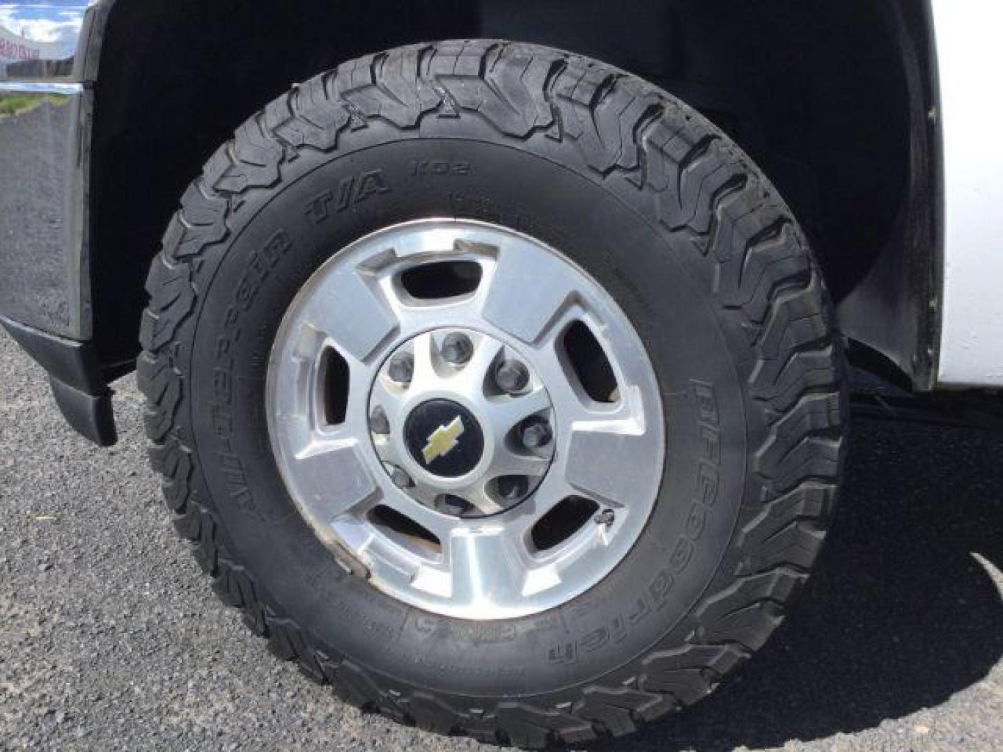 2014 Summit White /Ebony Chevrolet Silverado 2500HD LT (1GC1KXCG6EF) with an Vortec 6L V-8 variable valve control engine, 6-Speed Automatic transmission, located at 1801 Main Street, Lewiston, 83501, (208) 743-9371, 46.417065, -117.004799 - Photo#11