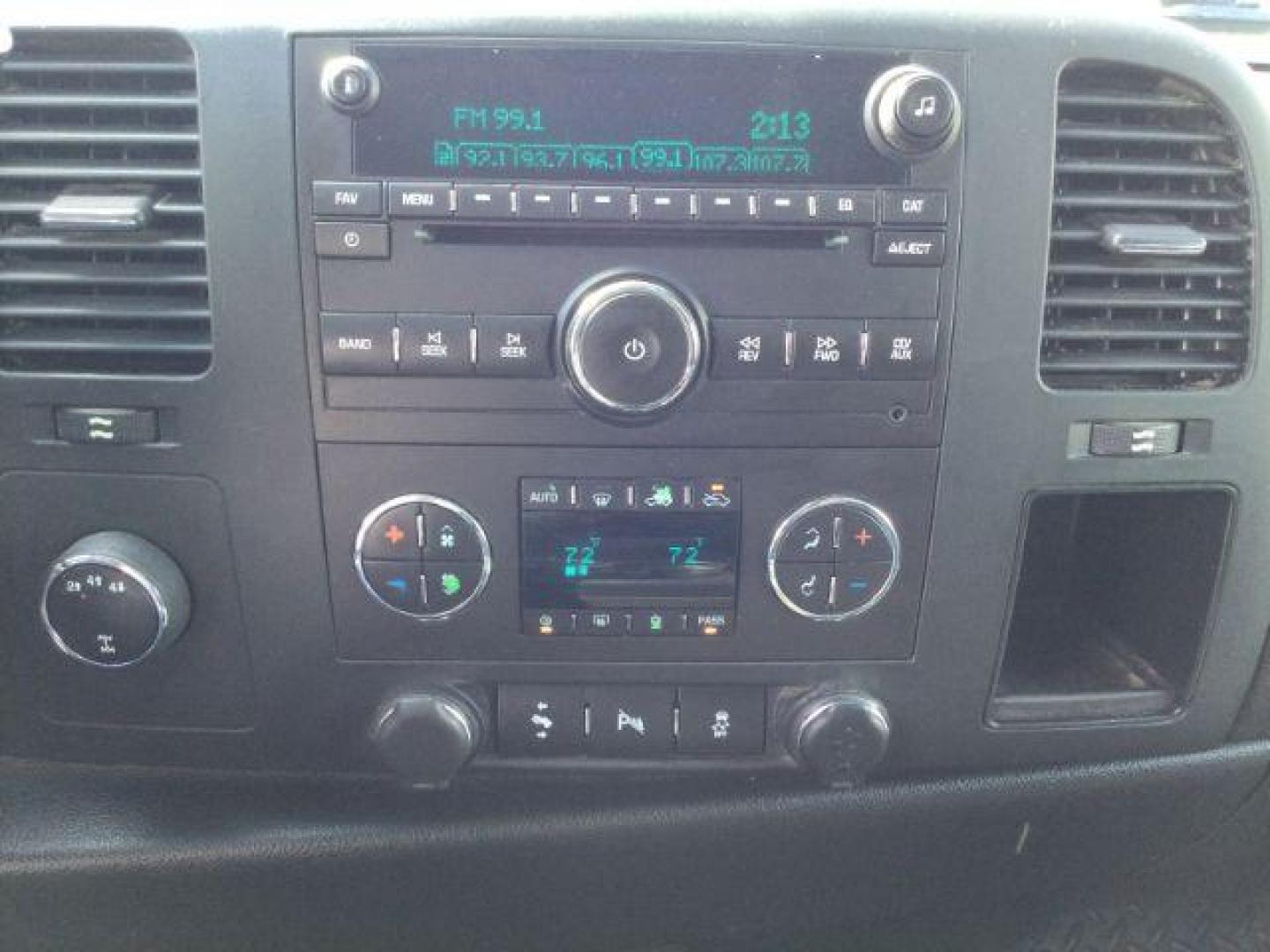 2014 Summit White /Ebony Chevrolet Silverado 2500HD LT (1GC1KXCG6EF) with an Vortec 6L V-8 variable valve control engine, 6-Speed Automatic transmission, located at 1801 Main Street, Lewiston, 83501, (208) 743-9371, 46.417065, -117.004799 - Photo#12