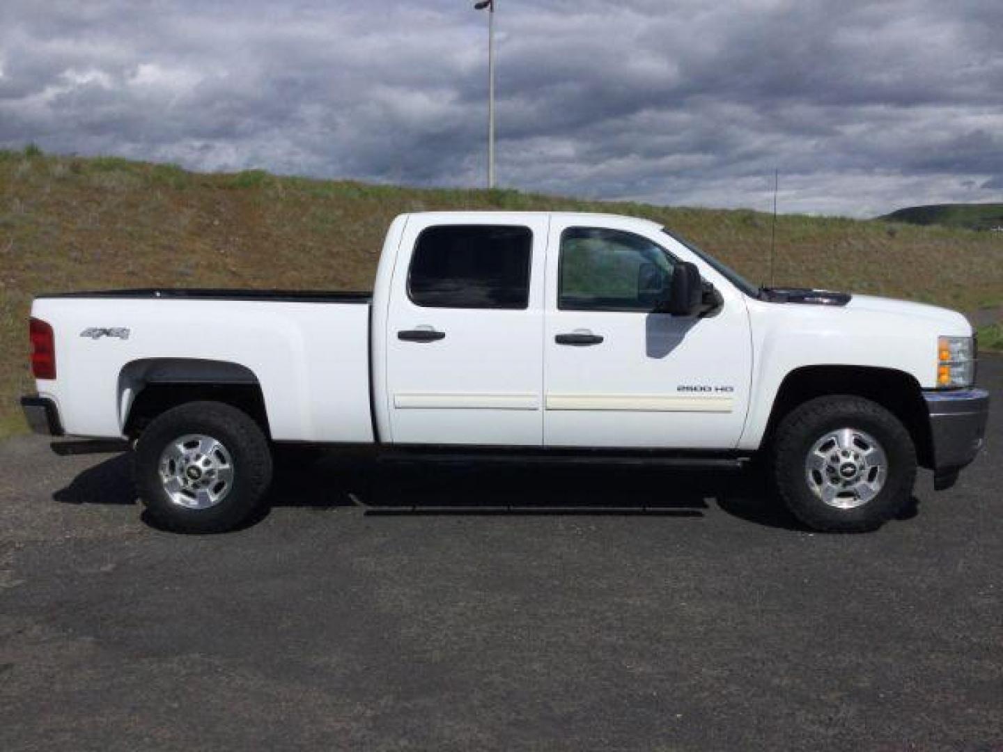 2014 Summit White /Ebony Chevrolet Silverado 2500HD LT (1GC1KXCG6EF) with an Vortec 6L V-8 variable valve control engine, 6-Speed Automatic transmission, located at 1801 Main Street, Lewiston, 83501, (208) 743-9371, 46.417065, -117.004799 - Photo#15