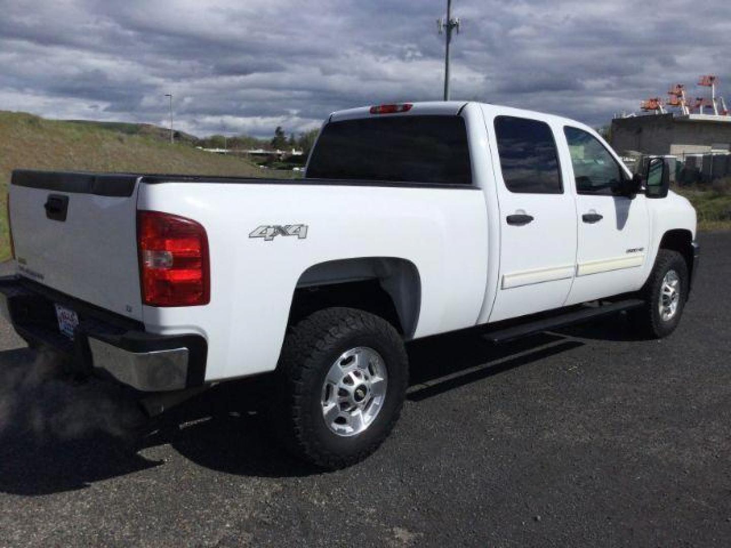 2014 Summit White /Ebony Chevrolet Silverado 2500HD LT (1GC1KXCG6EF) with an Vortec 6L V-8 variable valve control engine, 6-Speed Automatic transmission, located at 1801 Main Street, Lewiston, 83501, (208) 743-9371, 46.417065, -117.004799 - Photo#16
