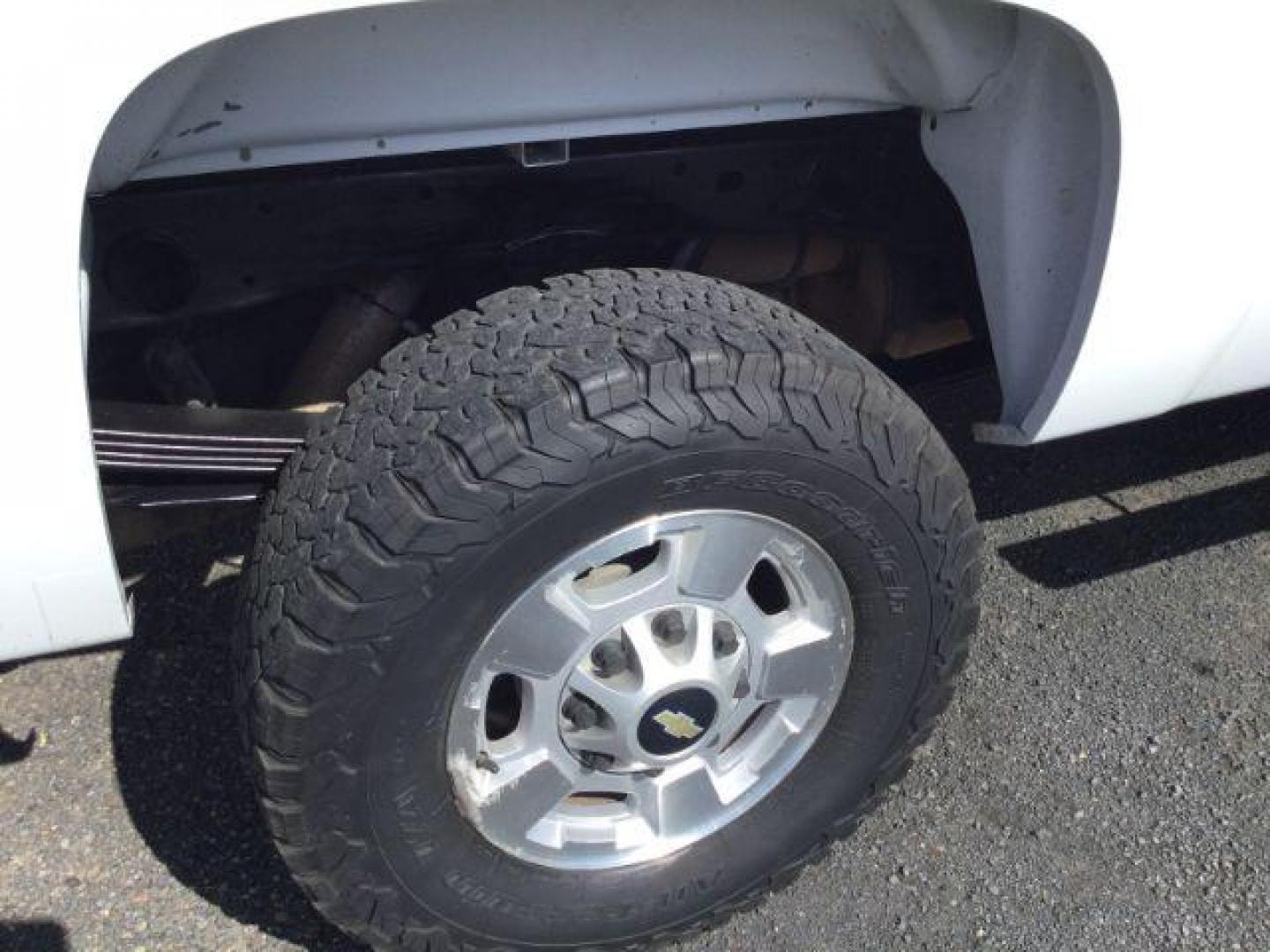2014 Summit White /Ebony Chevrolet Silverado 2500HD LT (1GC1KXCG6EF) with an Vortec 6L V-8 variable valve control engine, 6-Speed Automatic transmission, located at 1801 Main Street, Lewiston, 83501, (208) 743-9371, 46.417065, -117.004799 - Photo#17
