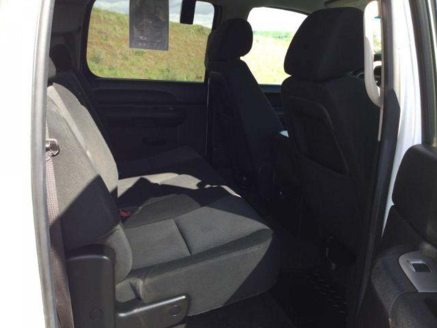 2014 Summit White /Ebony Chevrolet Silverado 2500HD LT (1GC1KXCG6EF) with an Vortec 6L V-8 variable valve control engine, 6-Speed Automatic transmission, located at 1801 Main Street, Lewiston, 83501, (208) 743-9371, 46.417065, -117.004799 - Photo#18