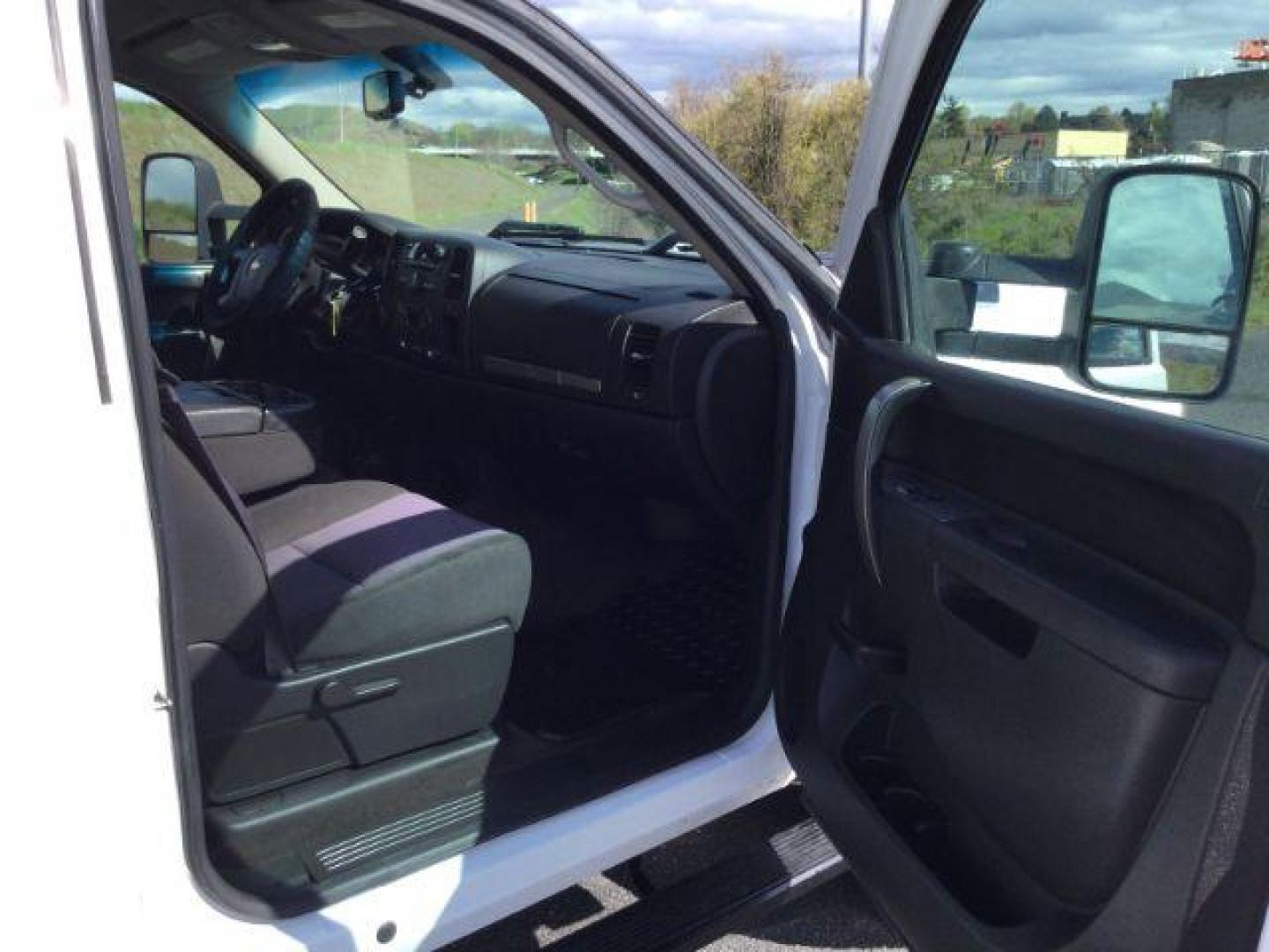 2014 Summit White /Ebony Chevrolet Silverado 2500HD LT (1GC1KXCG6EF) with an Vortec 6L V-8 variable valve control engine, 6-Speed Automatic transmission, located at 1801 Main Street, Lewiston, 83501, (208) 743-9371, 46.417065, -117.004799 - Photo#20