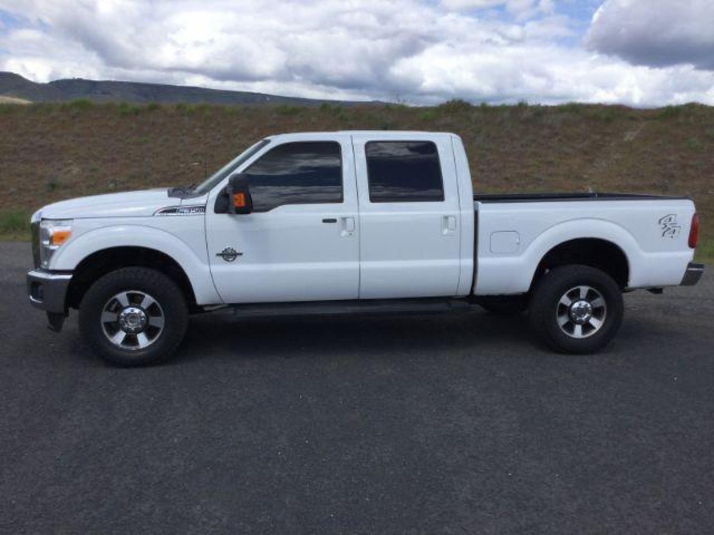 2015 Oxford White /Black Ford F-350 Crew Cab Lariat 4x4 (1FT8W3BT2FE) with an Powerstroke 6.7L V-8 diesel direct injection engine, 6-Speed Automatic transmission, located at 1801 Main Street, Lewiston, 83501, (208) 743-9371, 46.417065, -117.004799 - Photo#1