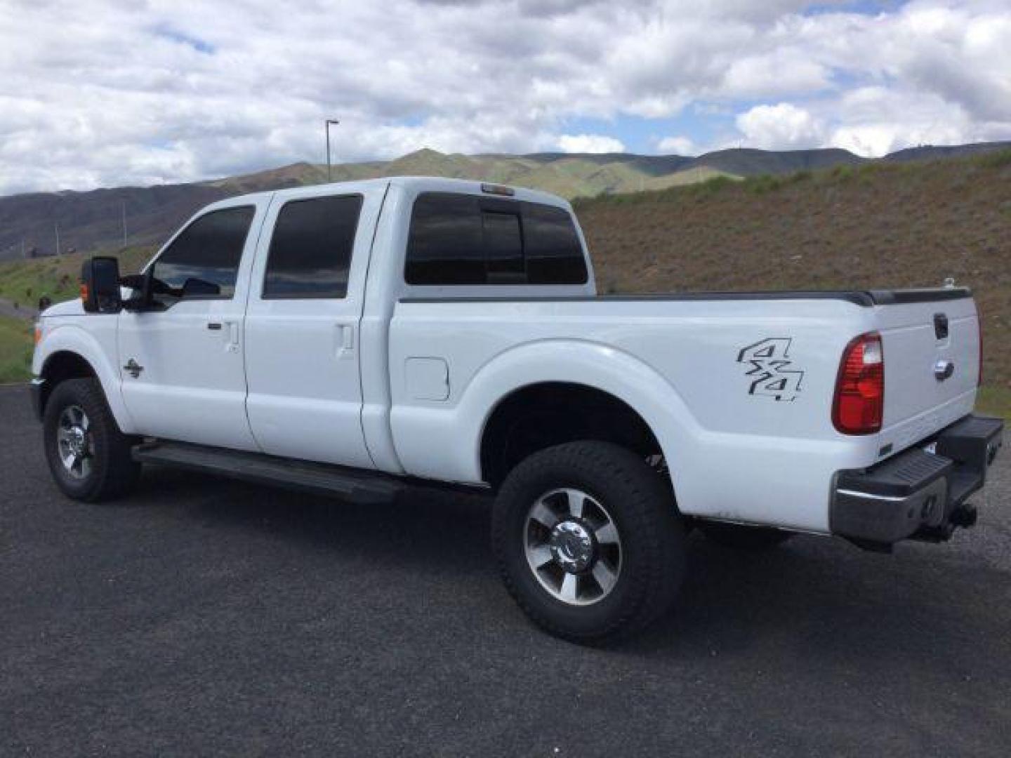 2015 Oxford White /Black Ford F-350 Crew Cab Lariat 4x4 (1FT8W3BT2FE) with an Powerstroke 6.7L V-8 diesel direct injection engine, 6-Speed Automatic transmission, located at 1801 Main Street, Lewiston, 83501, (208) 743-9371, 46.417065, -117.004799 - Photo#2