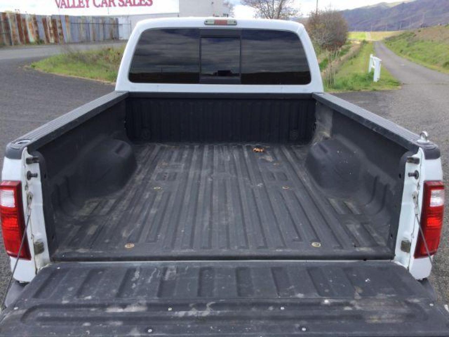 2015 Oxford White /Black Ford F-350 Crew Cab Lariat 4x4 (1FT8W3BT2FE) with an Powerstroke 6.7L V-8 diesel direct injection engine, 6-Speed Automatic transmission, located at 1801 Main Street, Lewiston, 83501, (208) 743-9371, 46.417065, -117.004799 - Photo#8