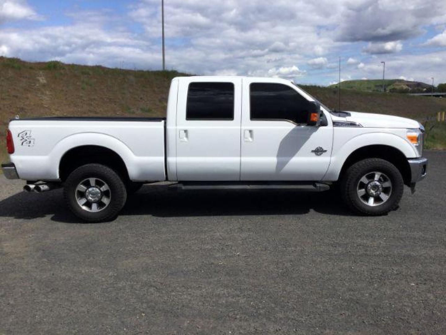 2015 Oxford White /Black Ford F-350 Crew Cab Lariat 4x4 (1FT8W3BT2FE) with an Powerstroke 6.7L V-8 diesel direct injection engine, 6-Speed Automatic transmission, located at 1801 Main Street, Lewiston, 83501, (208) 743-9371, 46.417065, -117.004799 - Photo#14