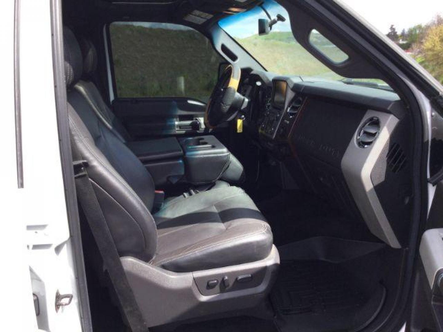 2015 Oxford White /Black Ford F-350 Crew Cab Lariat 4x4 (1FT8W3BT2FE) with an Powerstroke 6.7L V-8 diesel direct injection engine, 6-Speed Automatic transmission, located at 1801 Main Street, Lewiston, 83501, (208) 743-9371, 46.417065, -117.004799 - Photo#19