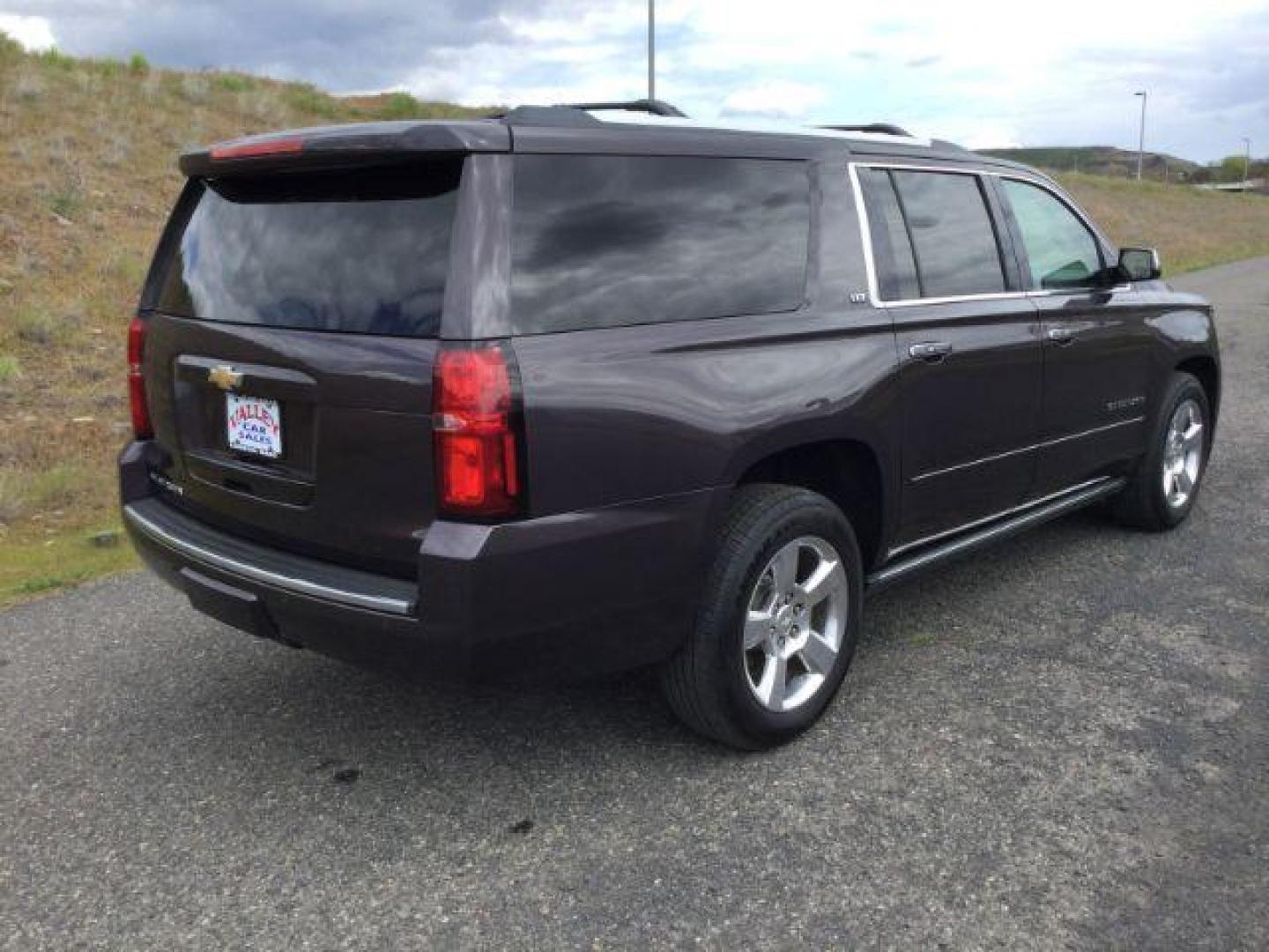 2015 Tungsten Metallic /Jet Black Chevrolet Suburban 1500 LTZ (1GNSKKKC7FR) with an EcoTec3 5.3L V-8 gasoline direct injection engine, 6-Speed Automatic transmission, located at 1801 Main Street, Lewiston, 83501, (208) 743-9371, 46.417065, -117.004799 - Photo#18