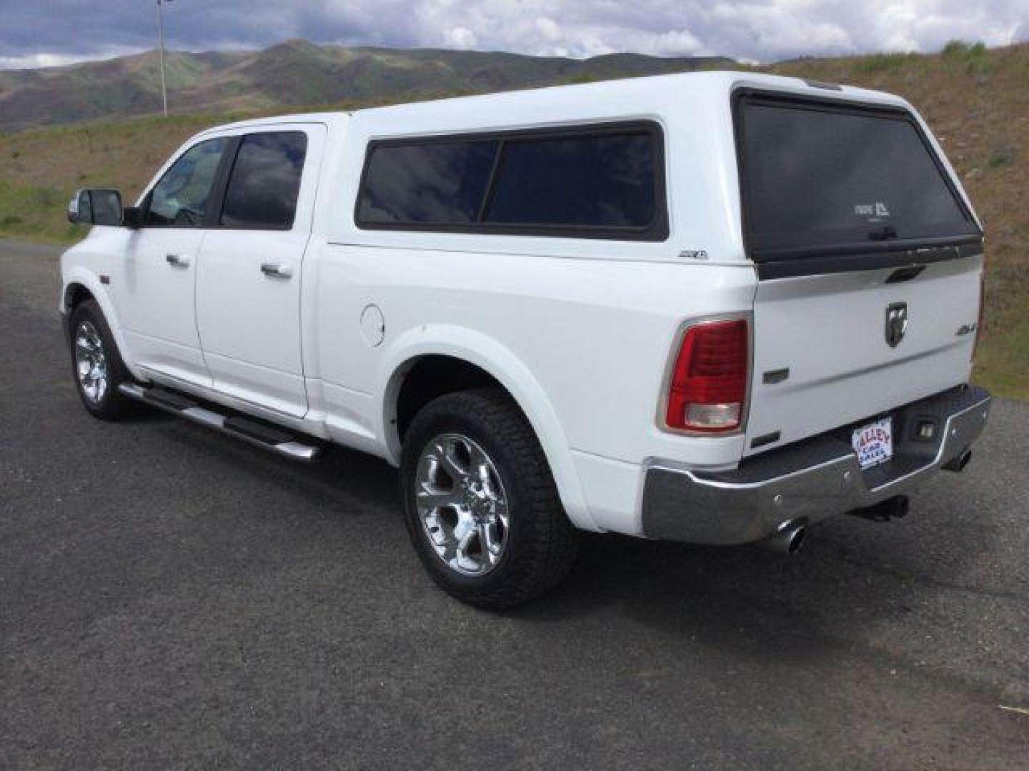2017 Bright White /Black Ram 1500 Laramie (1C6RR7VT1HS) with an HEMI 5.7L V-8 variable valve control engine, 8-Speed Automatic transmission, located at 1801 Main Street, Lewiston, 83501, (208) 743-9371, 46.417065, -117.004799 - Photo#2